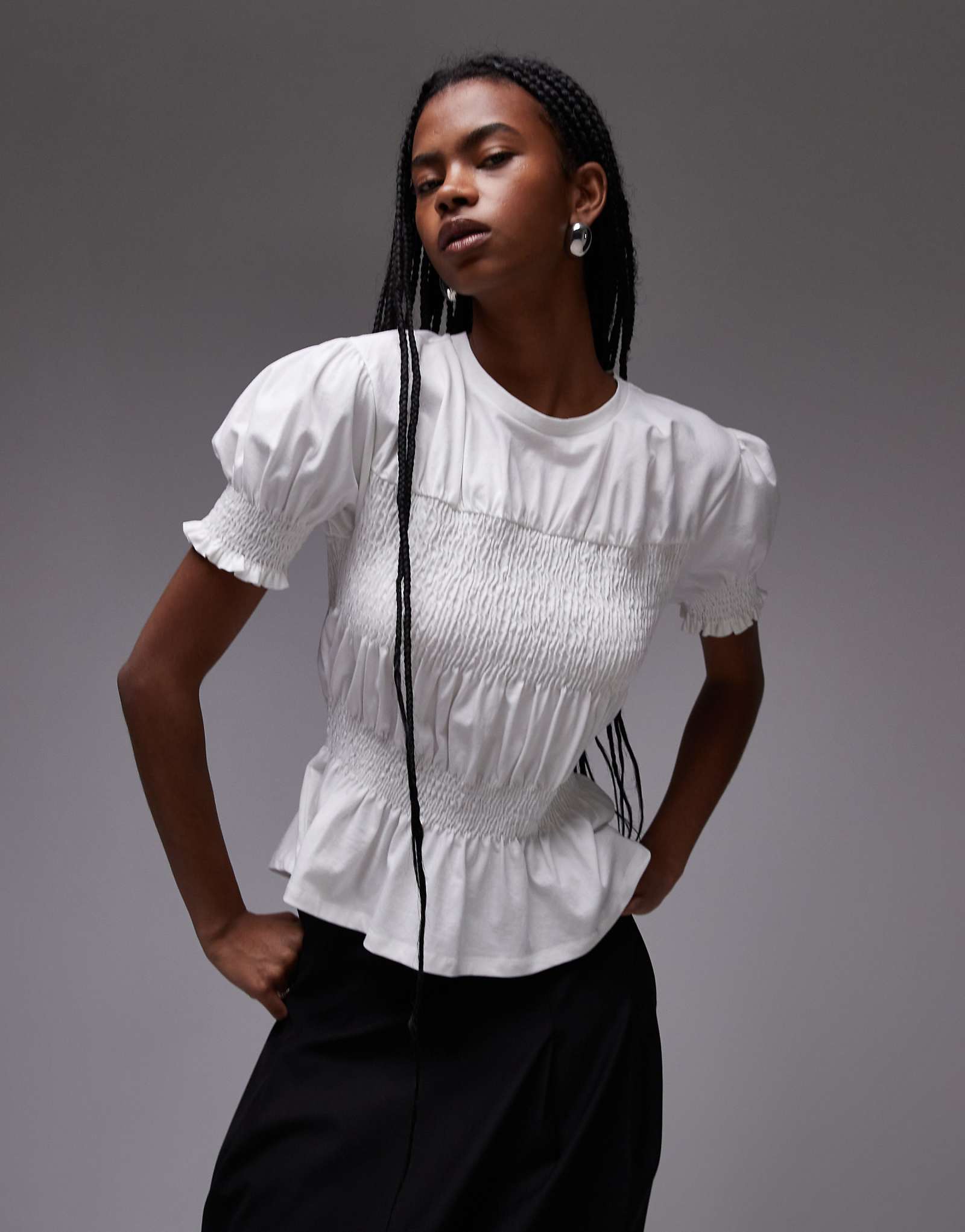 Футболка с гофрированной вставкой Topshop белого цвета 5490₽