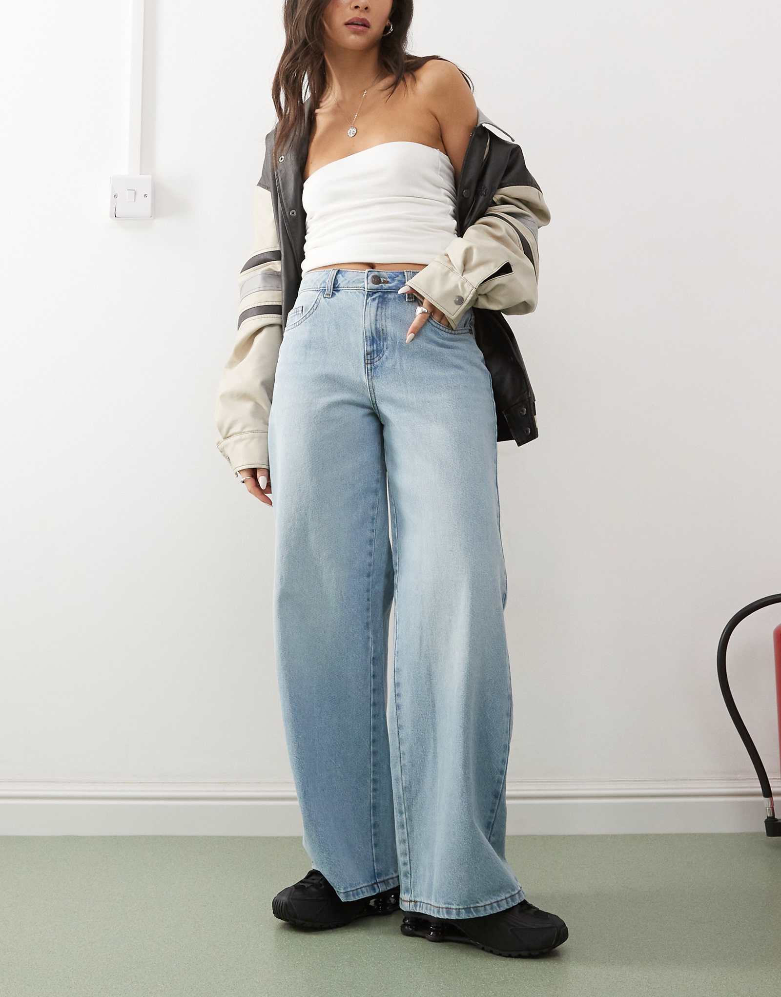 Джинсы свободного кроя средней посадки Noisy May Brandy светло-голубого цвета в стирку 7290₽