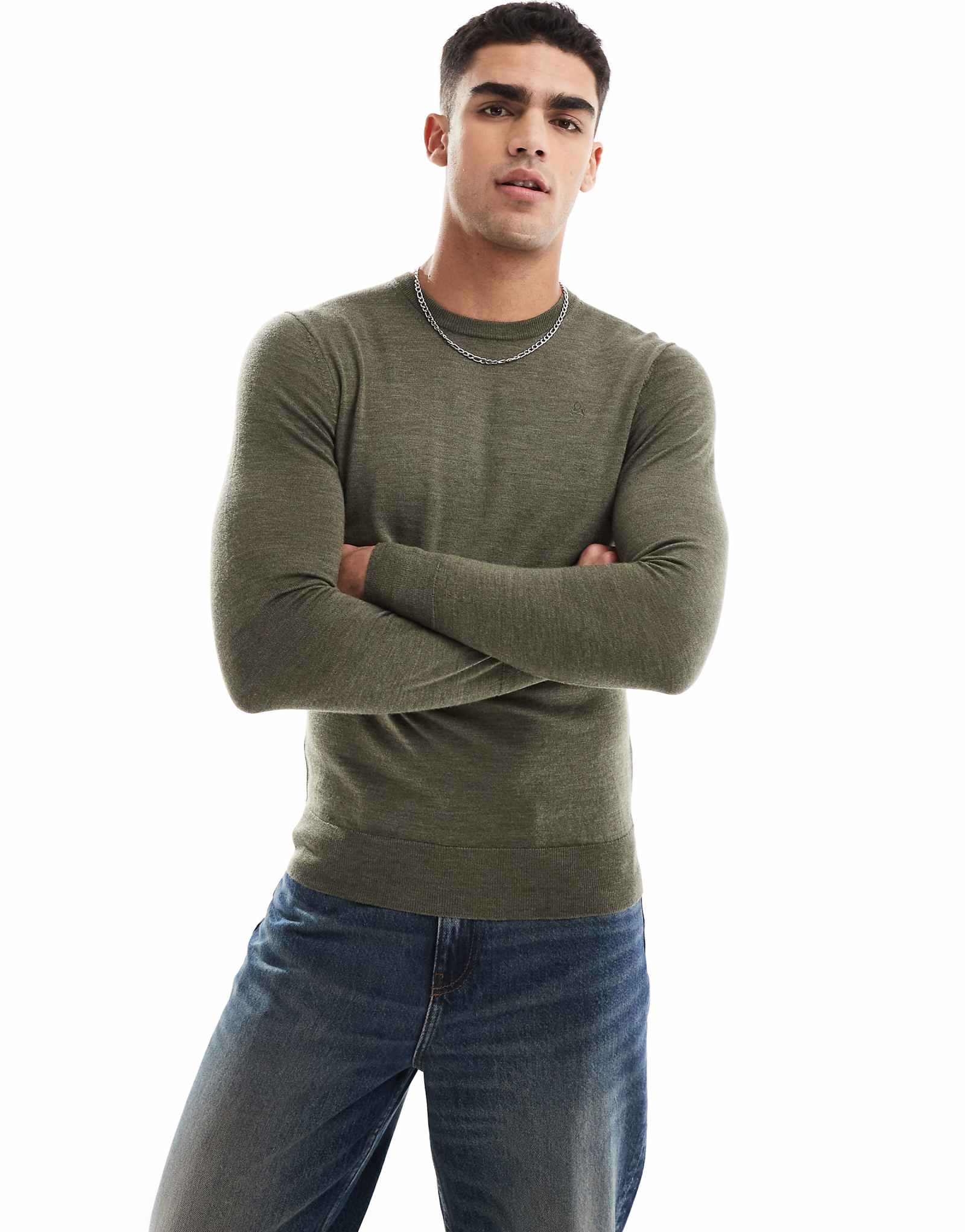 Классическое трикотажное изделие с круглым вырезом горловины оливкового цвета 18990₽