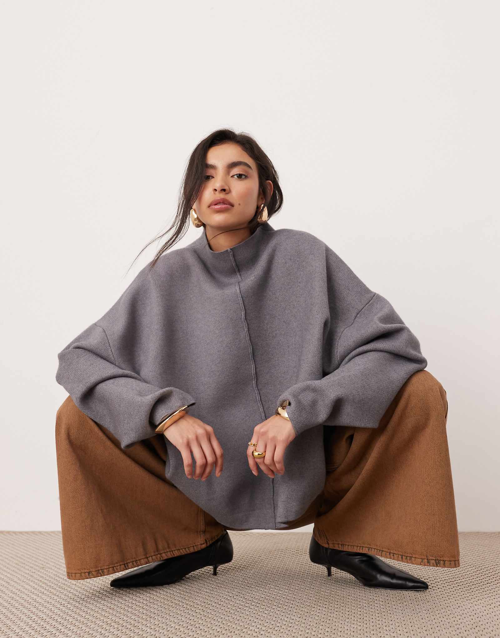 Свитер премиум-класса премиум-класса из плотной вязки с воронкообразным вырезом и деталями в виде шва из серого вереска 16890₽