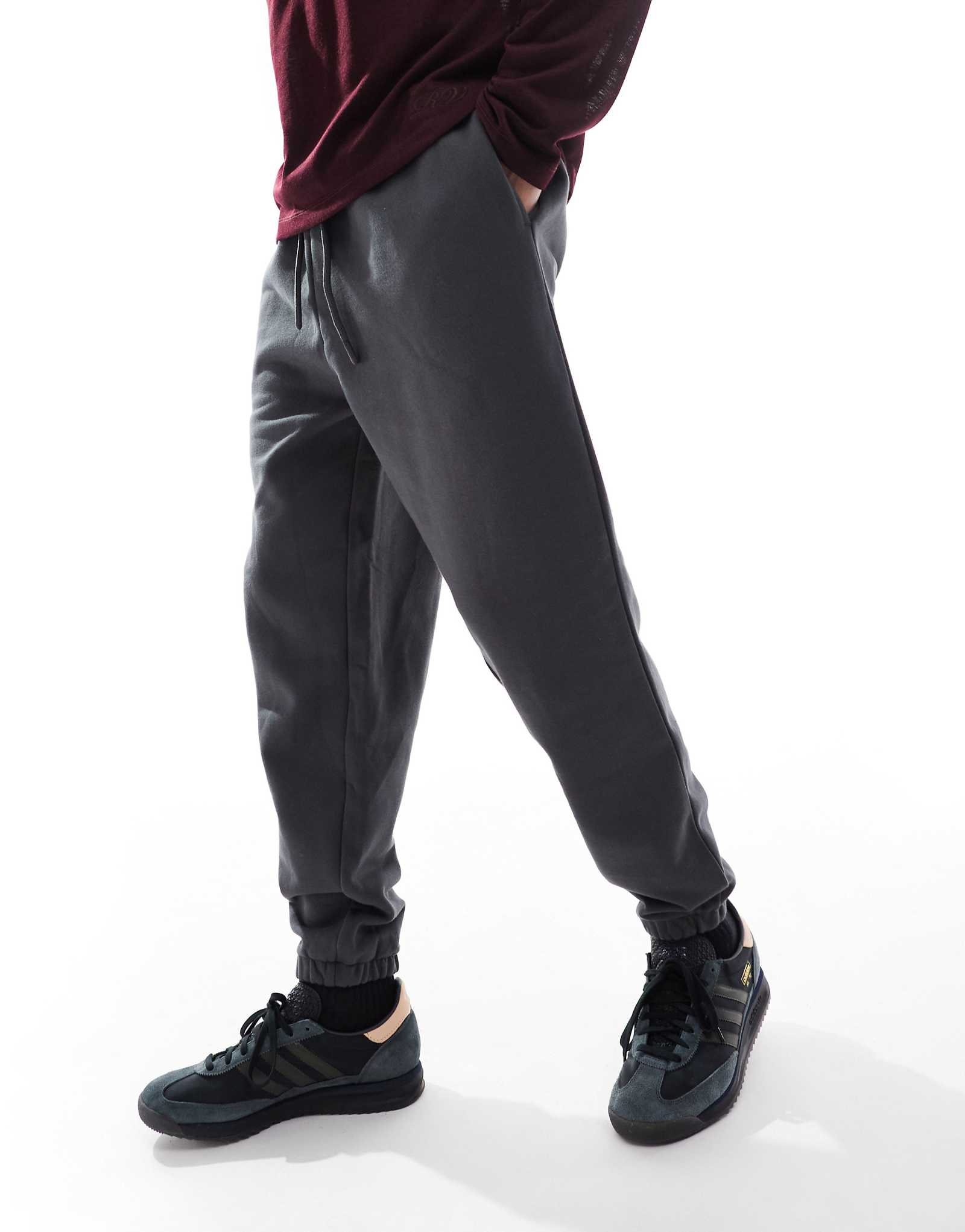 Зауженные спортивные брюки премиум-класса ASOS DESIGN в стиранном черном цвете 6990₽