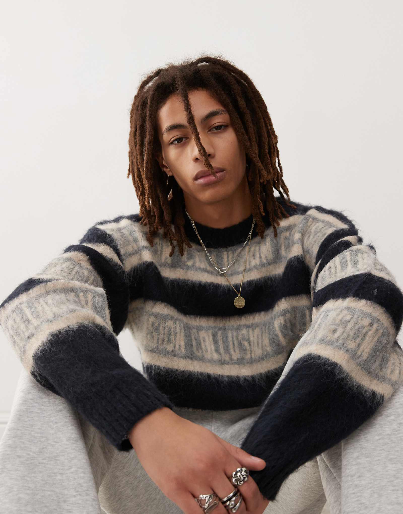 Вязаный шерстяной свитер в полоску с логотипом COLLUSION oversize темно-синего цвета 9890₽