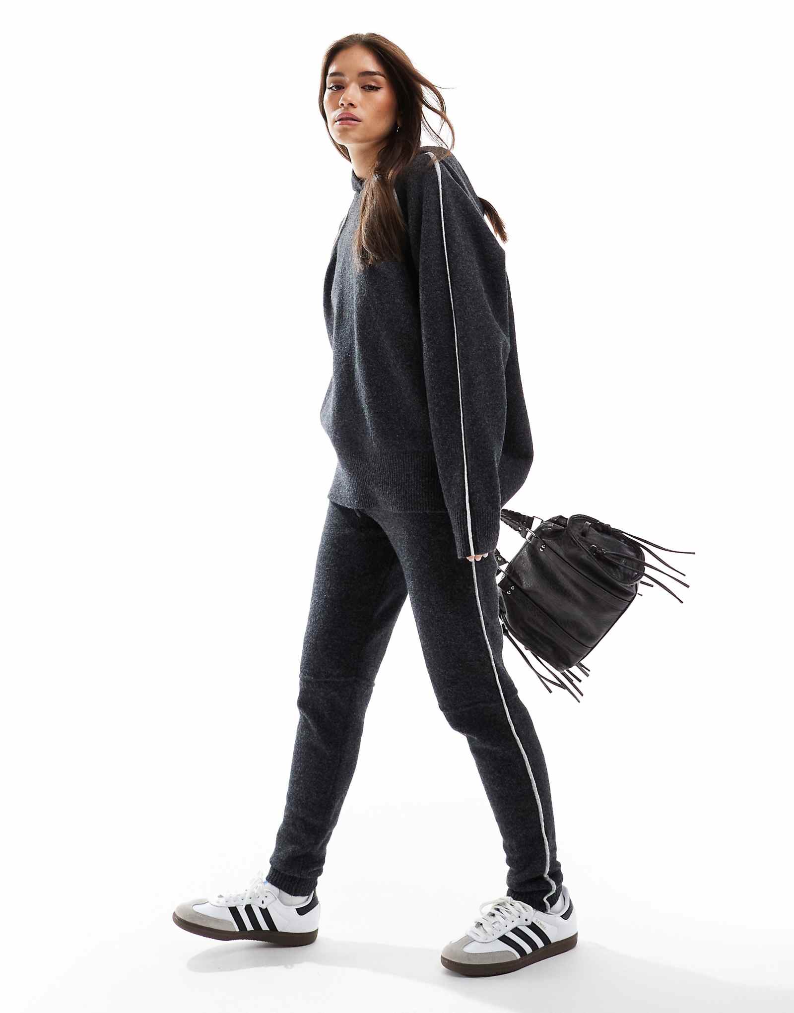 Дизайнерские трикотажные спортивные брюки ASOS цвета древесного угля - часть комплекта 3390₽