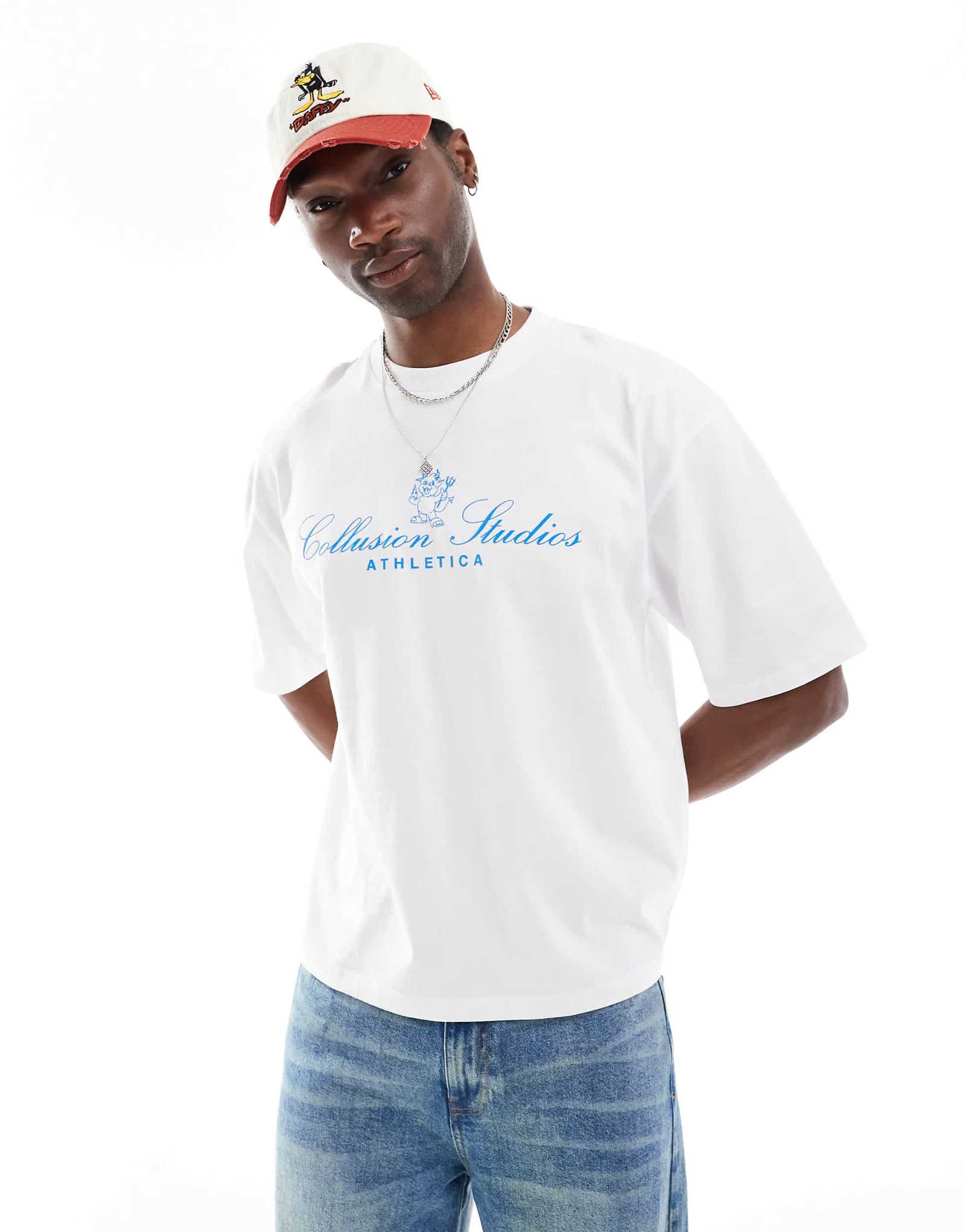 Укороченная белая футболка свободного кроя COLLUSION с синим принтом 5090₽