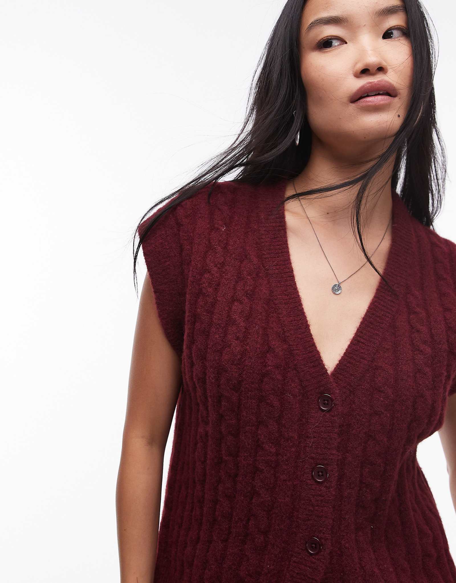 Вязаный жилет-кабельчик Topshop бордового цвета 8390₽