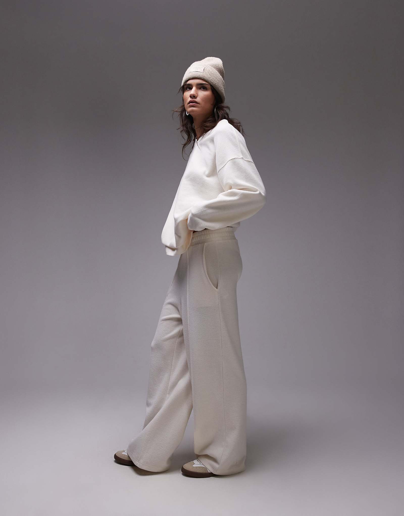 Широкие трикотажные брюки в рубчик Topshop кремового цвета 4590₽