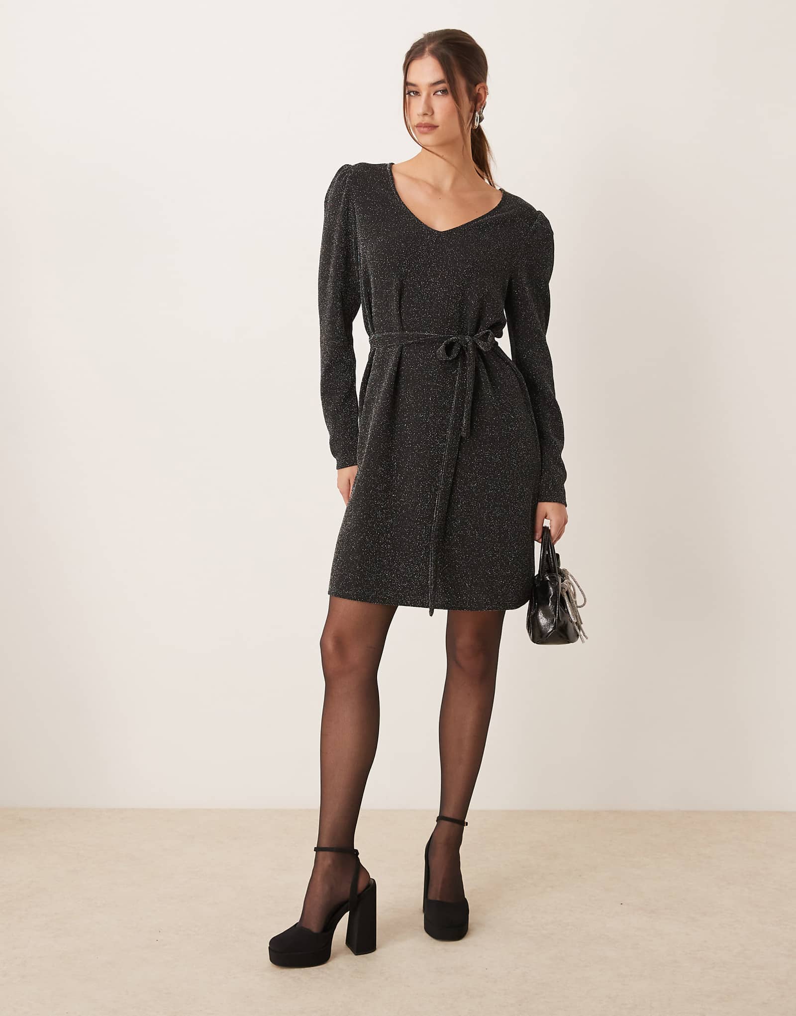 Черное блестящее платье с завязками на талии от VILA 3990₽