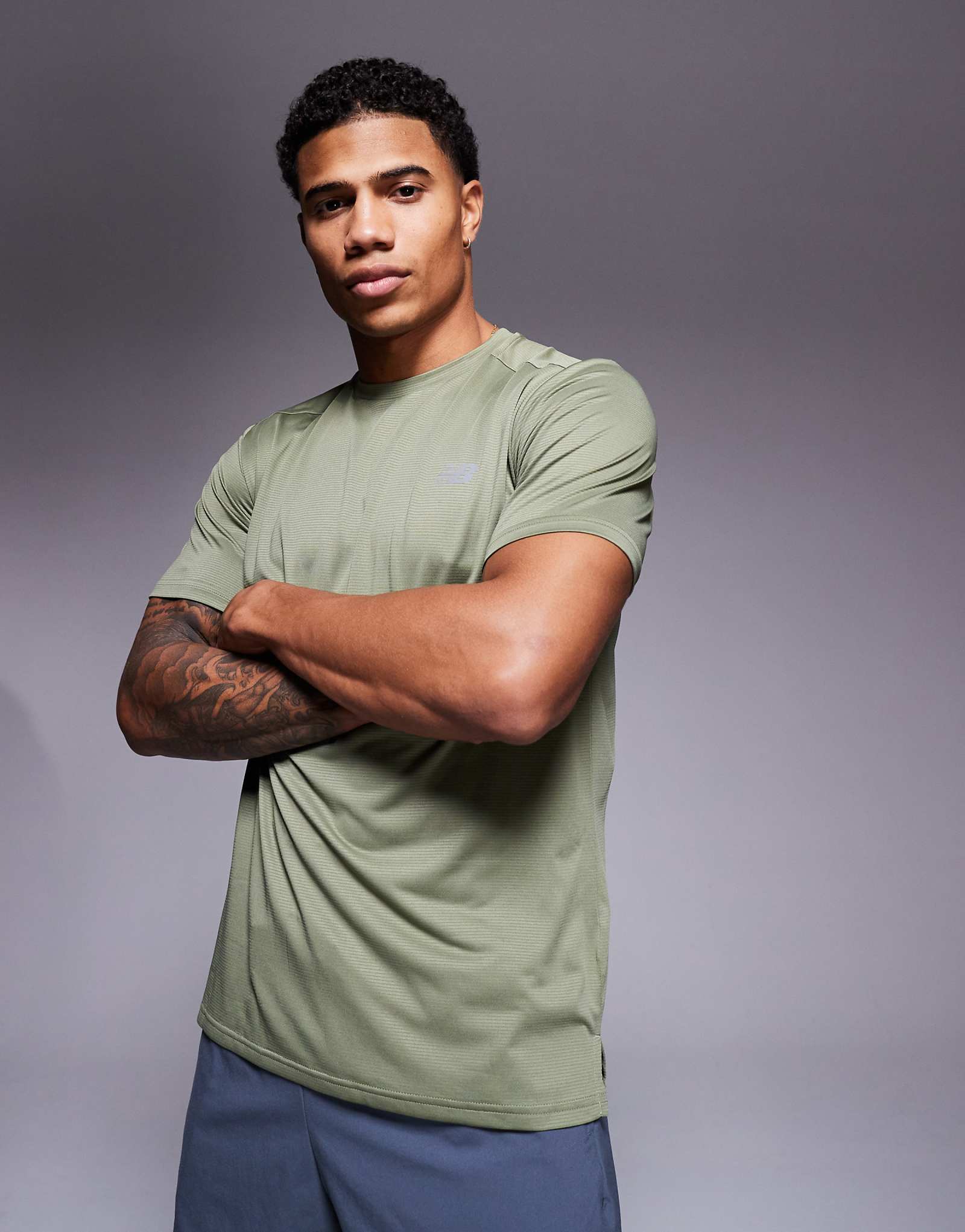 Футболка New Balance sport essentials цвета хаки 3790₽