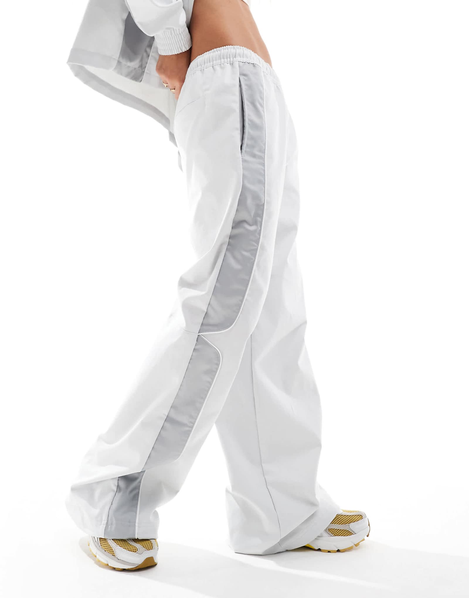 Тканые брюки Nike со вставками серого цвета 15590₽