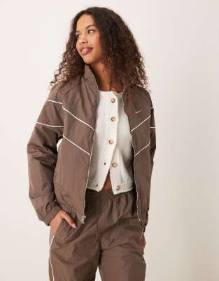 Спортивная куртка Nike windrunner коричневого цвета