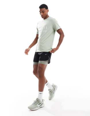 Шорты для бега Nike Running Division Stride 5 дюймов 2 в 1 черного цвета