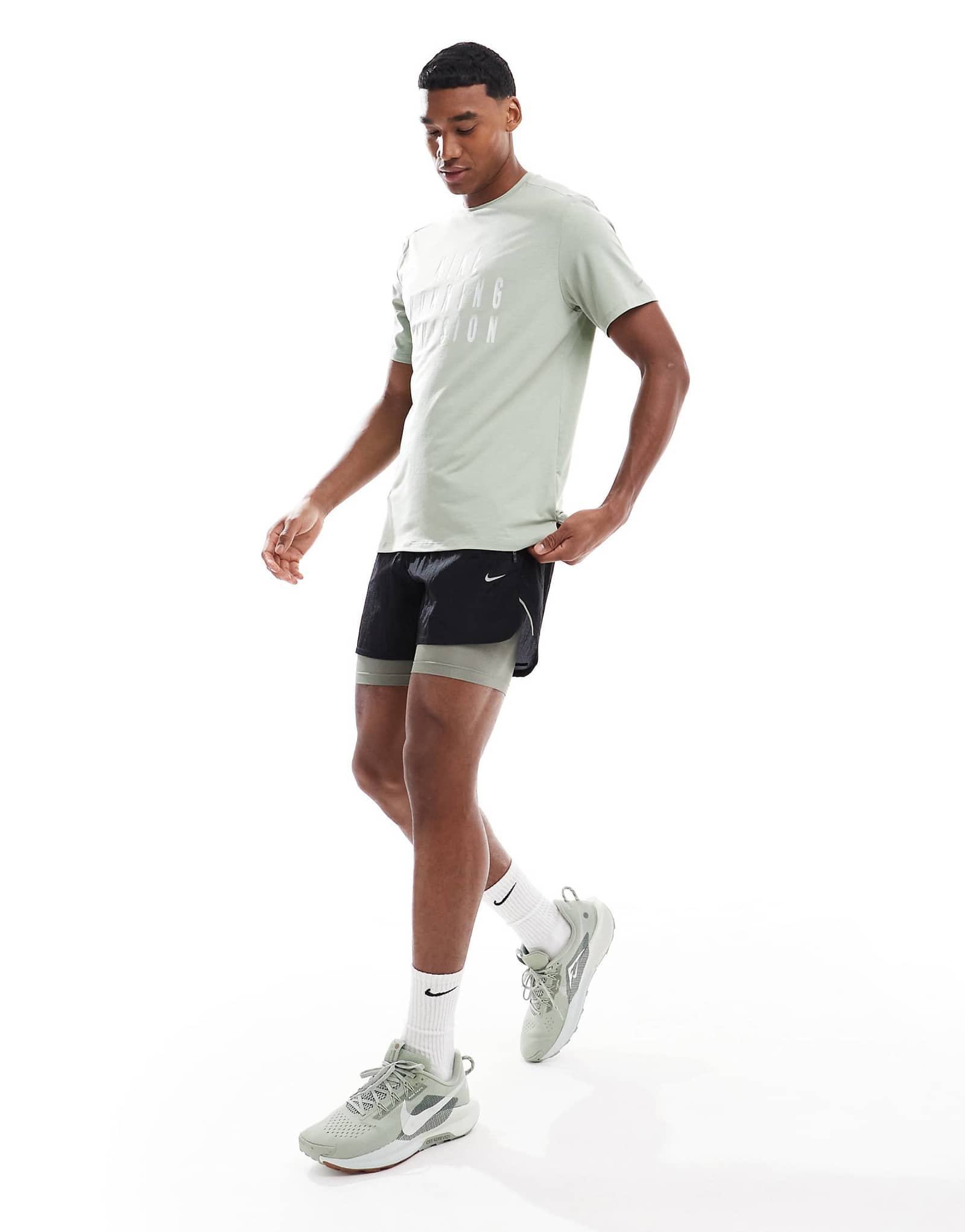 Шорты для бега Nike Running Division Stride 5 дюймов 2 в 1 черного цвета 11390₽