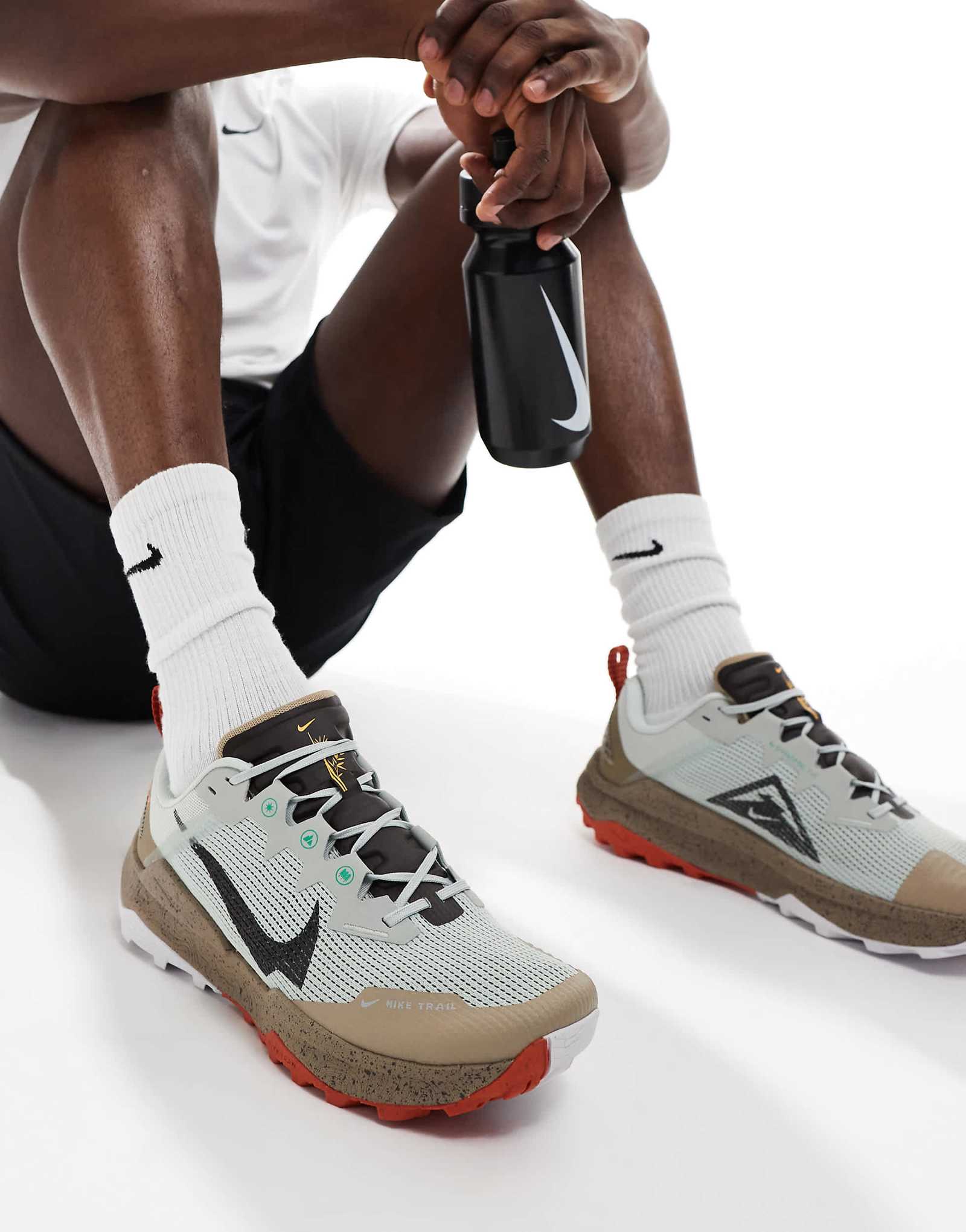 Кроссовки Nike Running Trail Wildhorse 8 серого и хаки цвета 24290₽