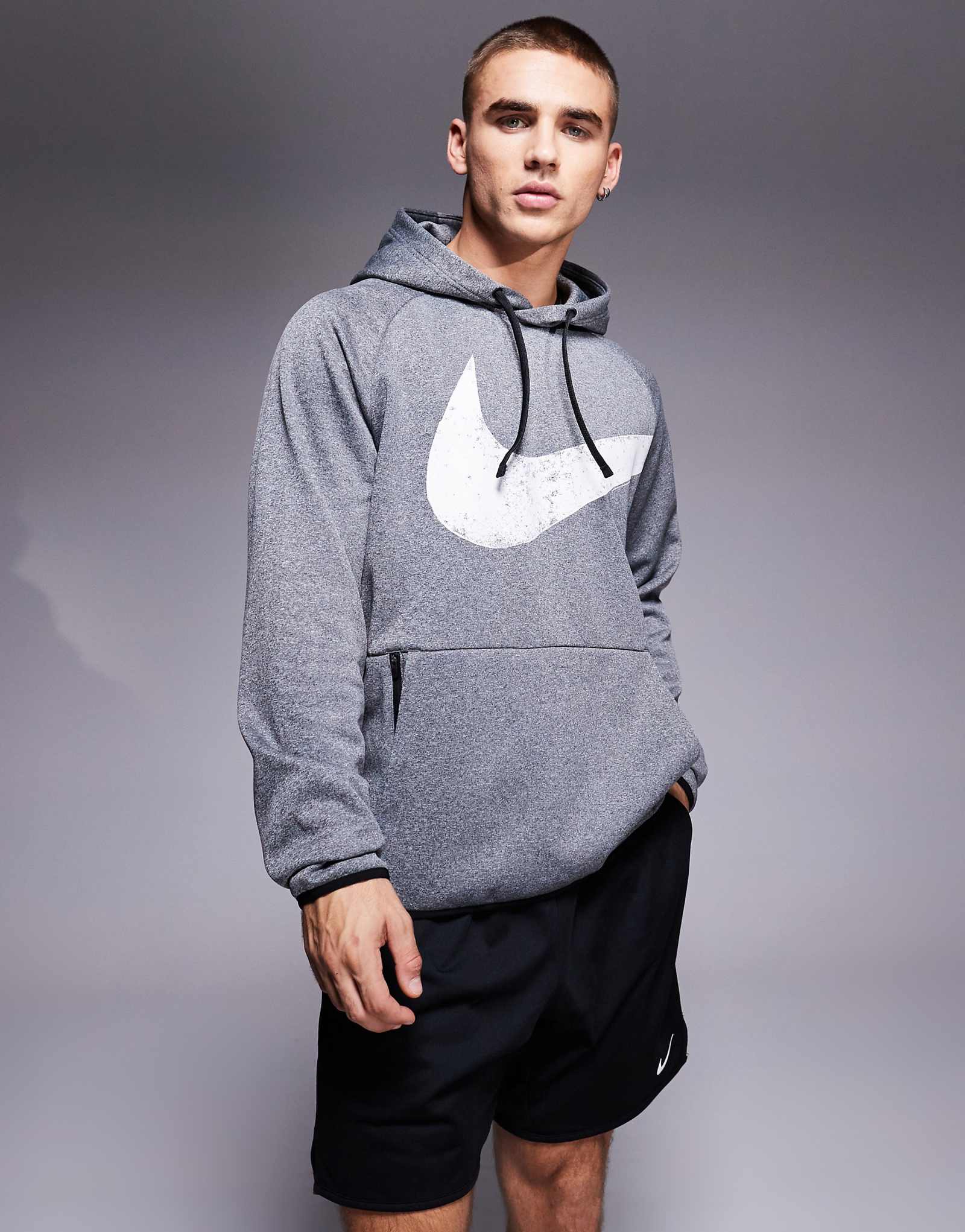 Толстовка с капюшоном Nike Training Therma-Fit Swoosh graphic черного цвета 14290₽