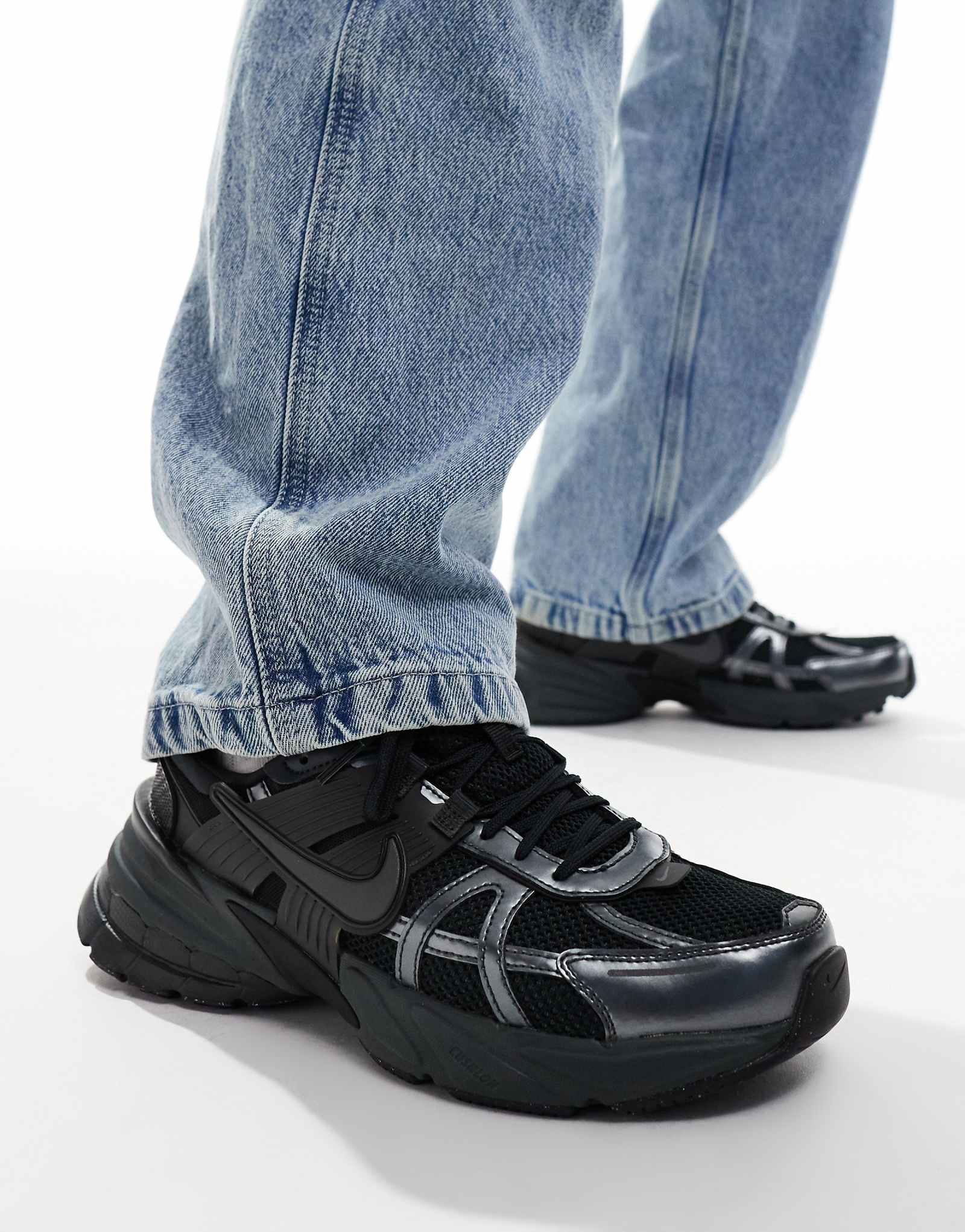 Кроссовки Nike V2K для бега черного и серого цветов 24490₽