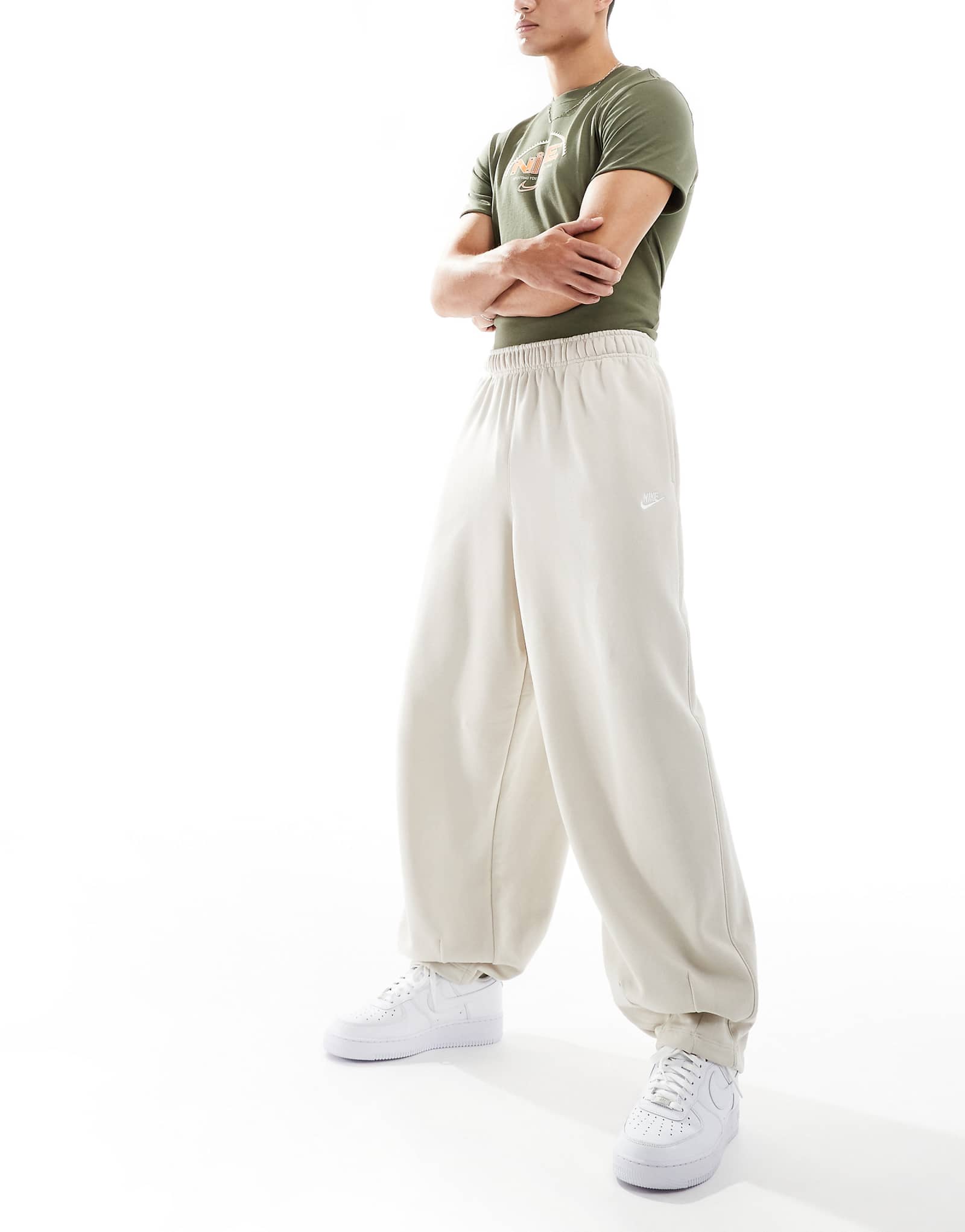 Спортивные брюки Nike Club оверсайз бежевого цвета 14690₽