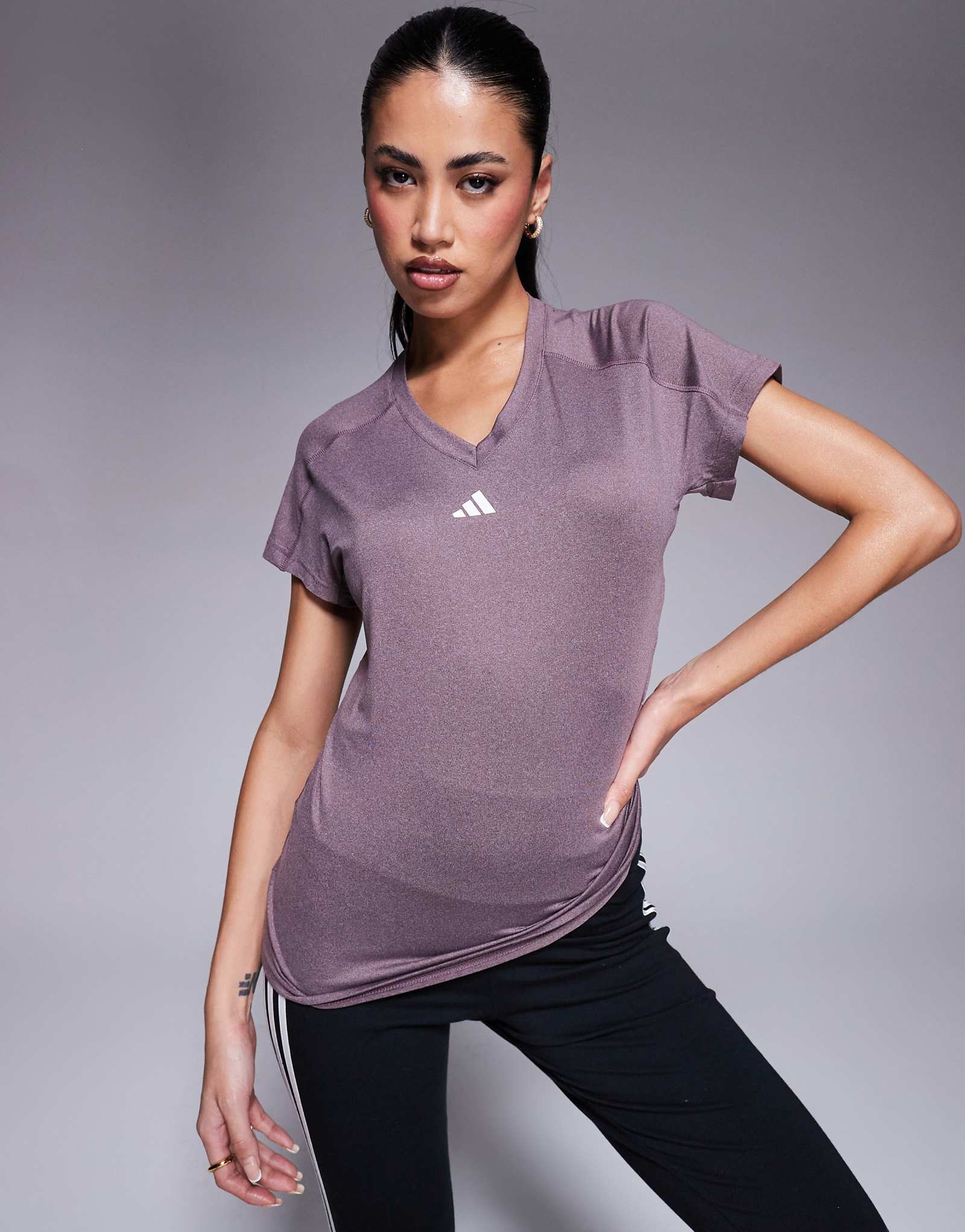 футболка adidas Training Essentials фиолетового цвета 2990₽