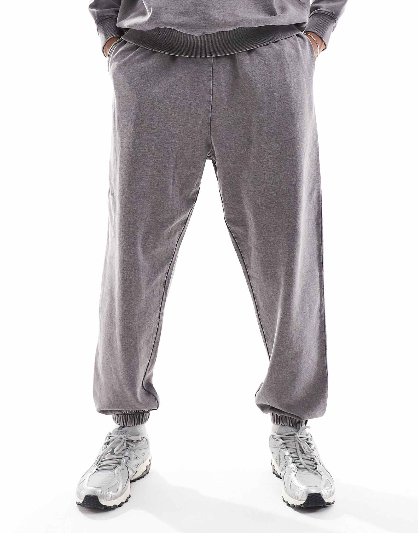 Дизайнерские спортивные брюки ASOS оверсайз серого цвета с эффектом потертости 2890₽