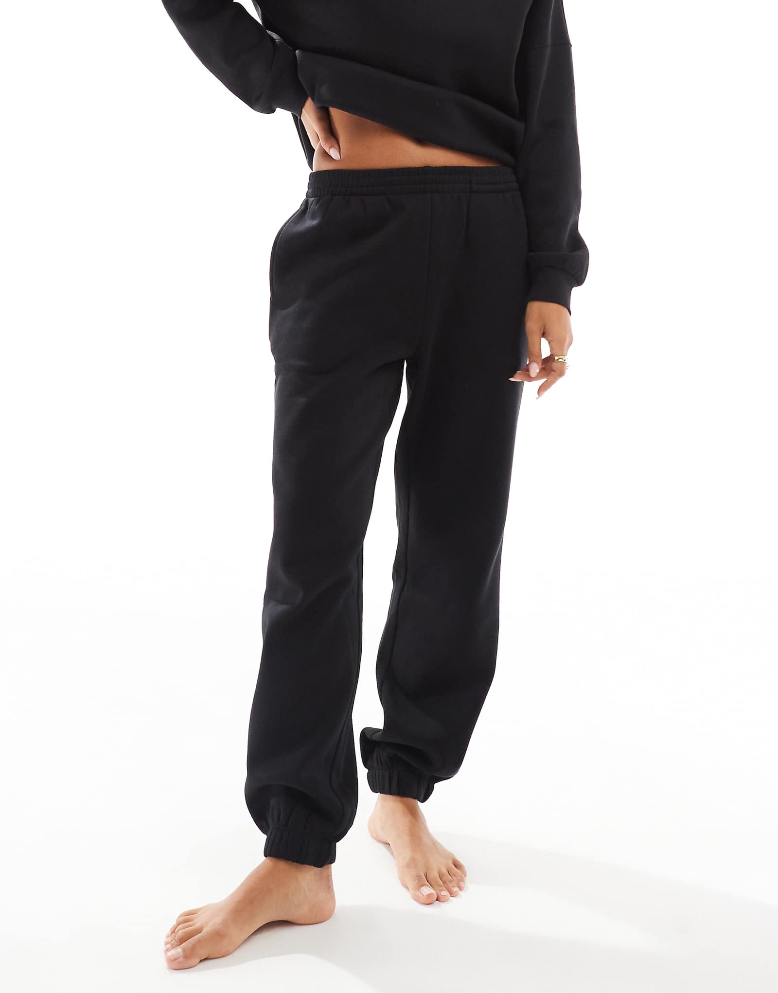 Спортивные брюки Vero Moda большого размера с манжетами черного цвета - часть комплекта 8590₽