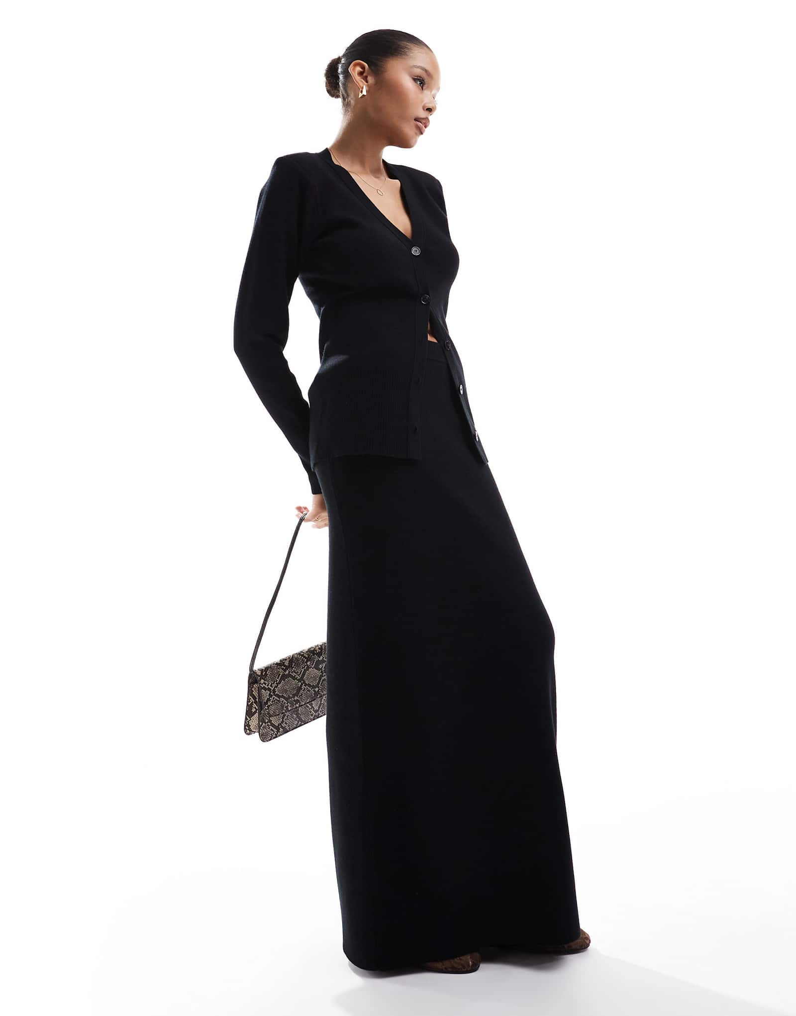 Красивая роскошная юбка макси из трикотажа в рубчик черного цвета - часть комплекта 16690₽