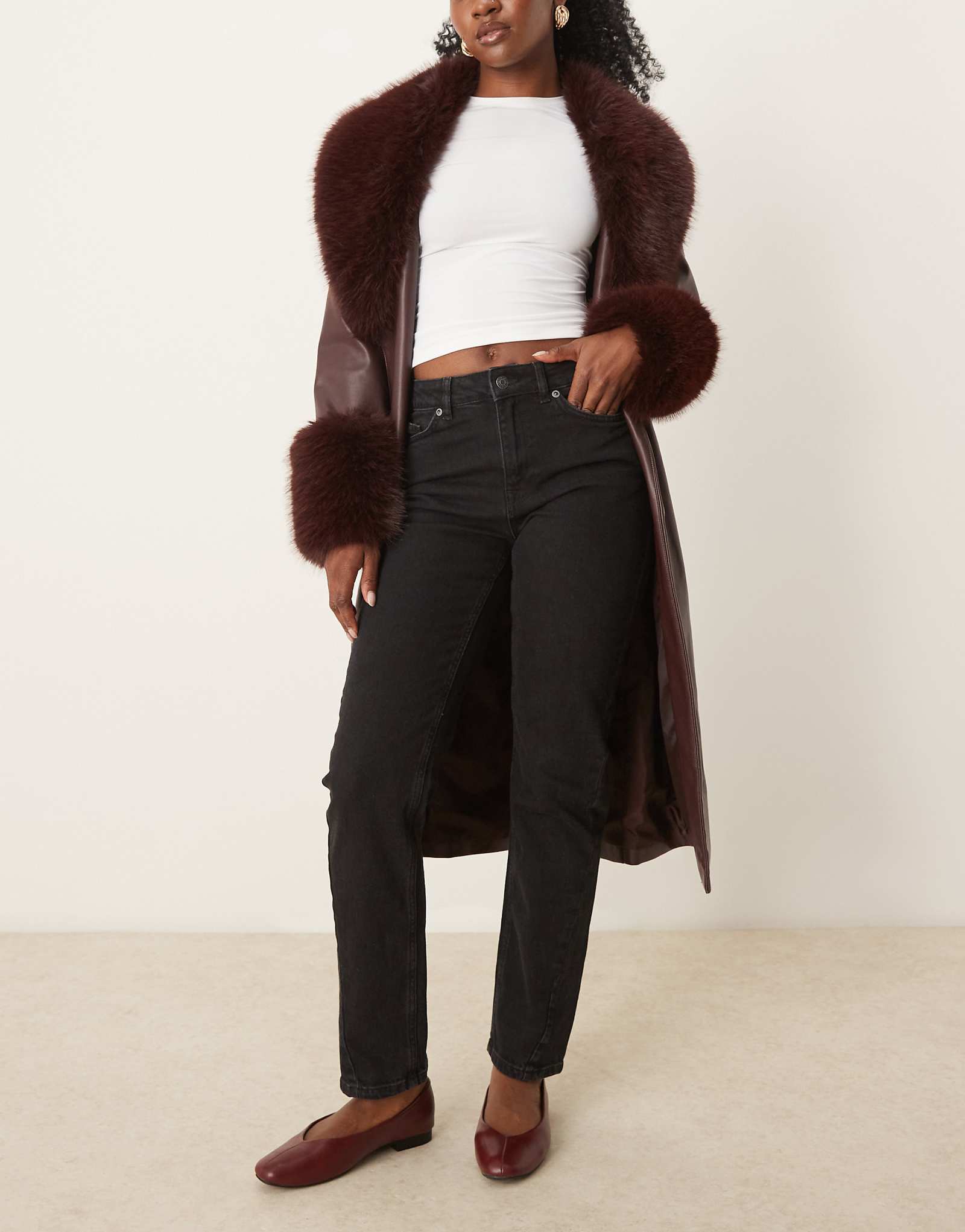 Выбранные женские узкие джинсы с асимметричными деталями черного цвета 10890₽