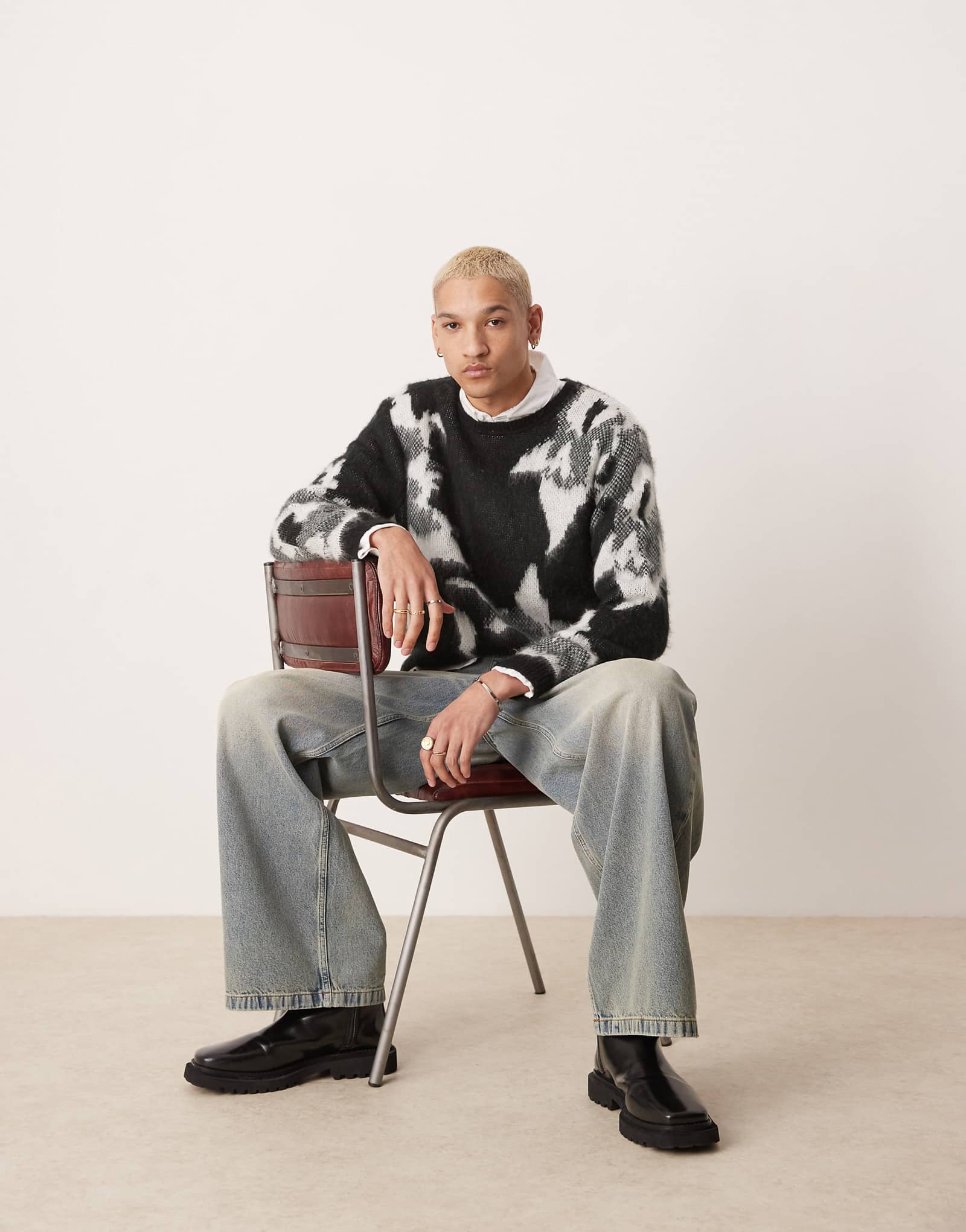 ДИЗАЙНЕРСКИЙ свитер ASOS с круглым вырезом и непринужденной вязкой черного цвета с цветочным узором 5290₽