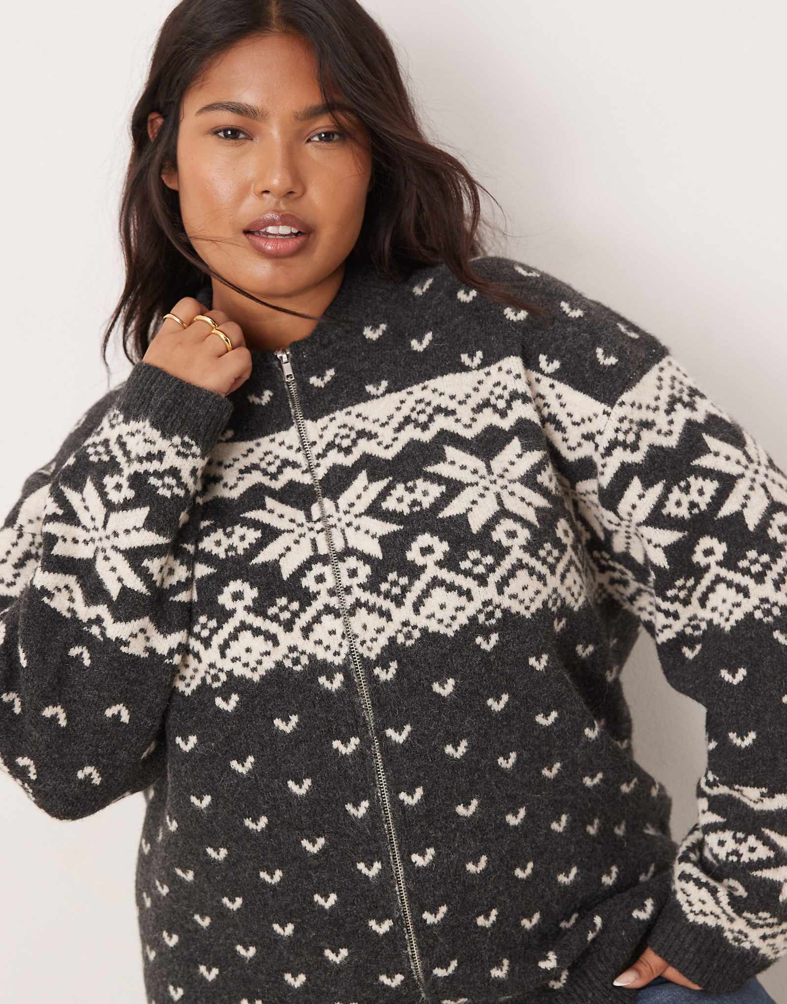 Кардиган ASOS DESIGN с изогнутым вязаным воротником и застежкой на молнию с узором fairisle угольно-кремового цвета 4790₽