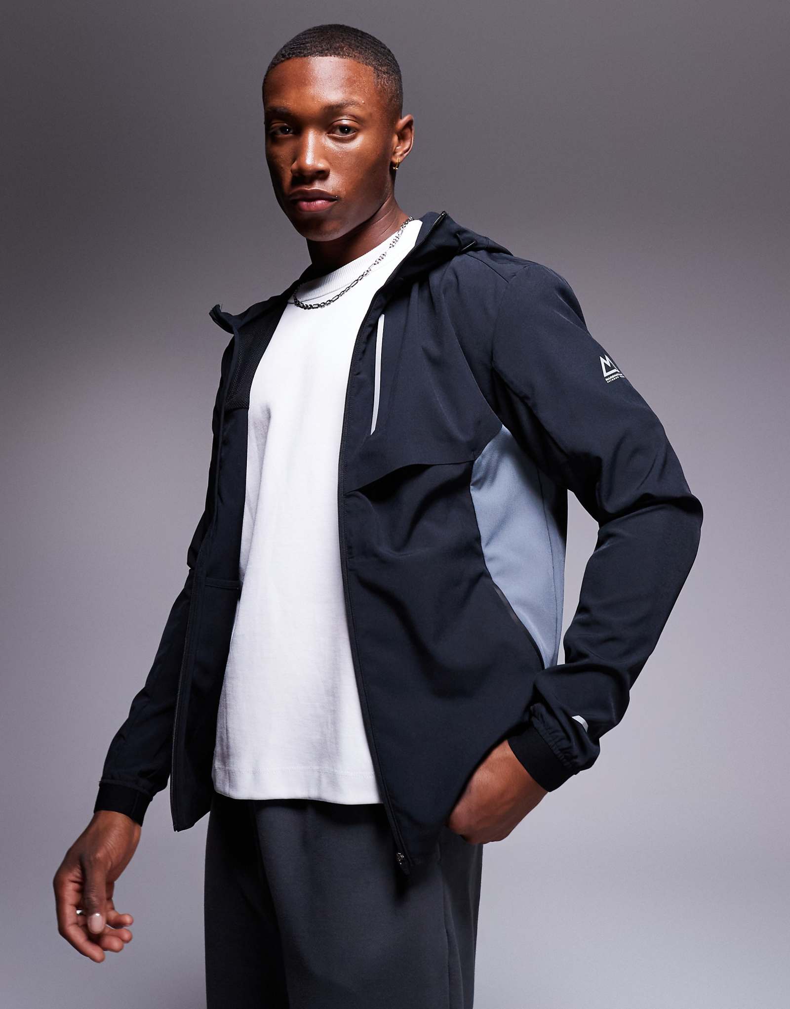 Верх трека Marshall Artist elevate выполнен в черном цвете