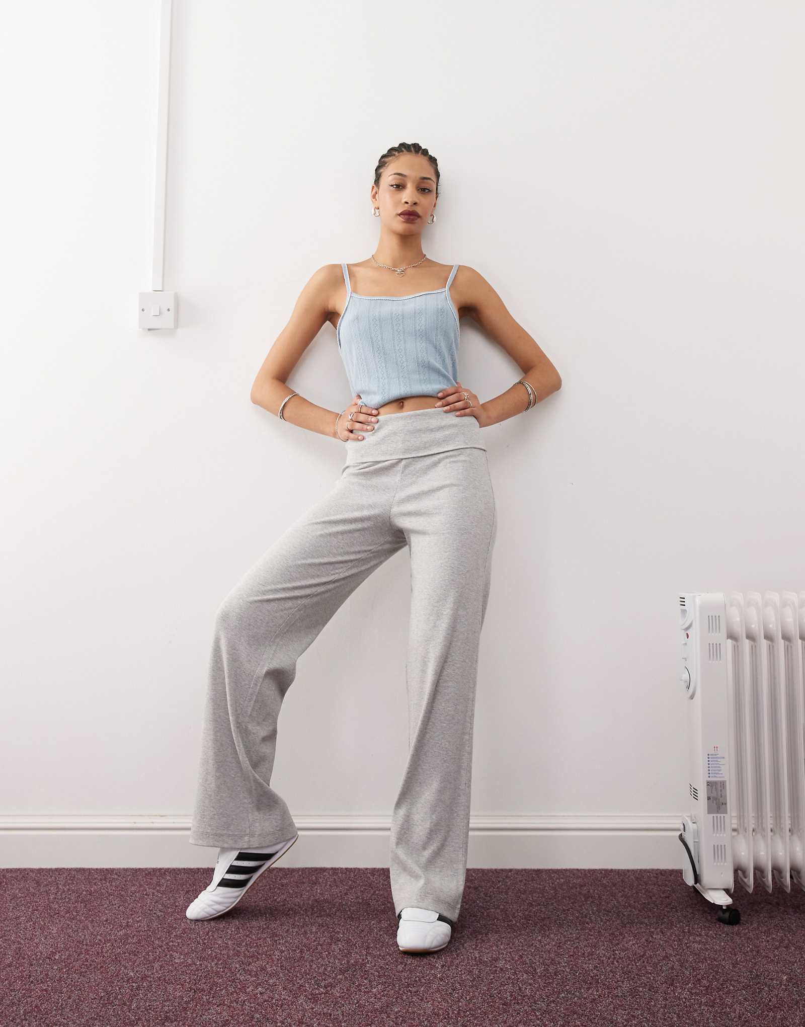 Расклешенные брюки для йоги в рубчик с откидной талией 4290₽