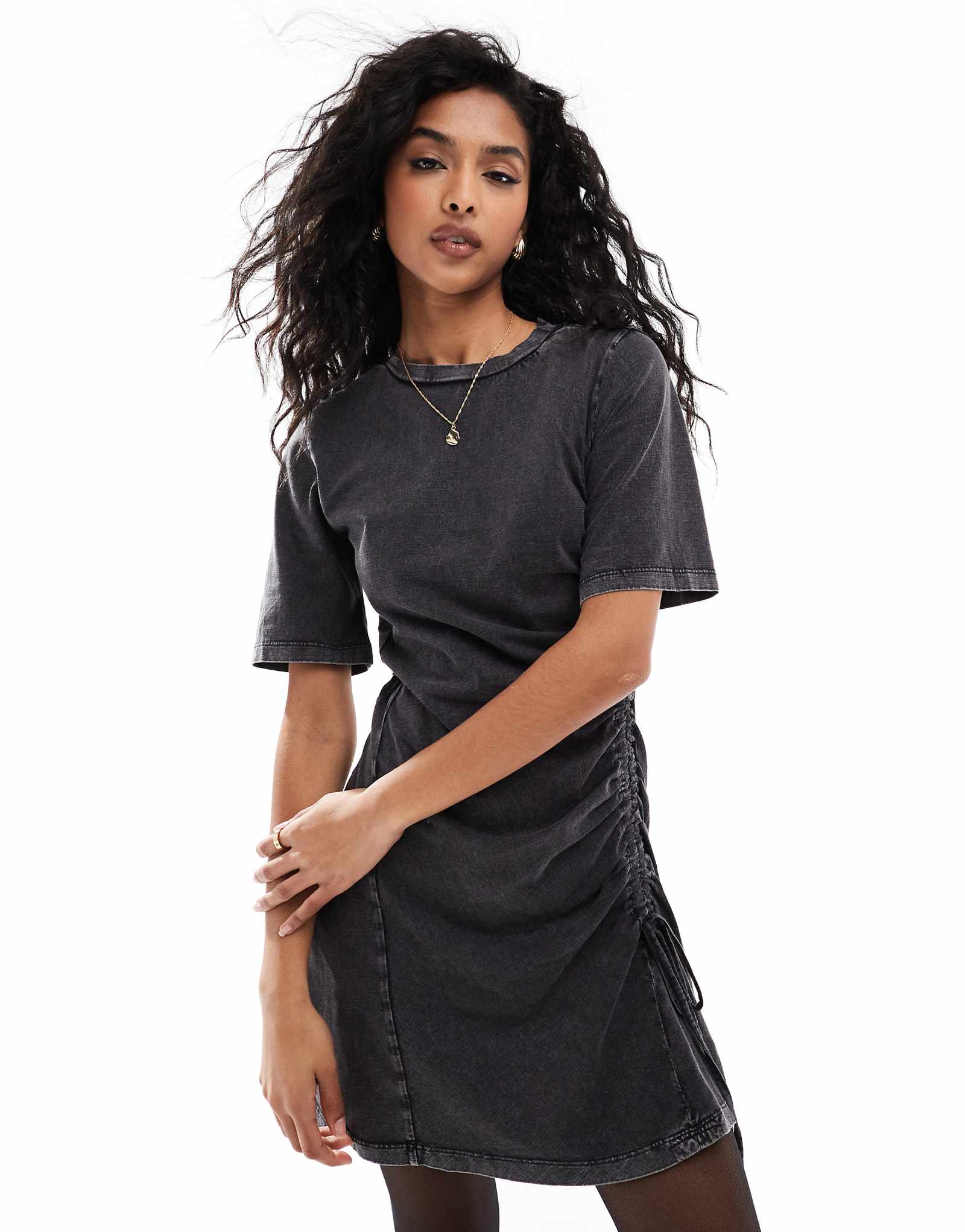 Мини-платье-футболка Object с рюшами по бокам стираного серого цвета 6590₽