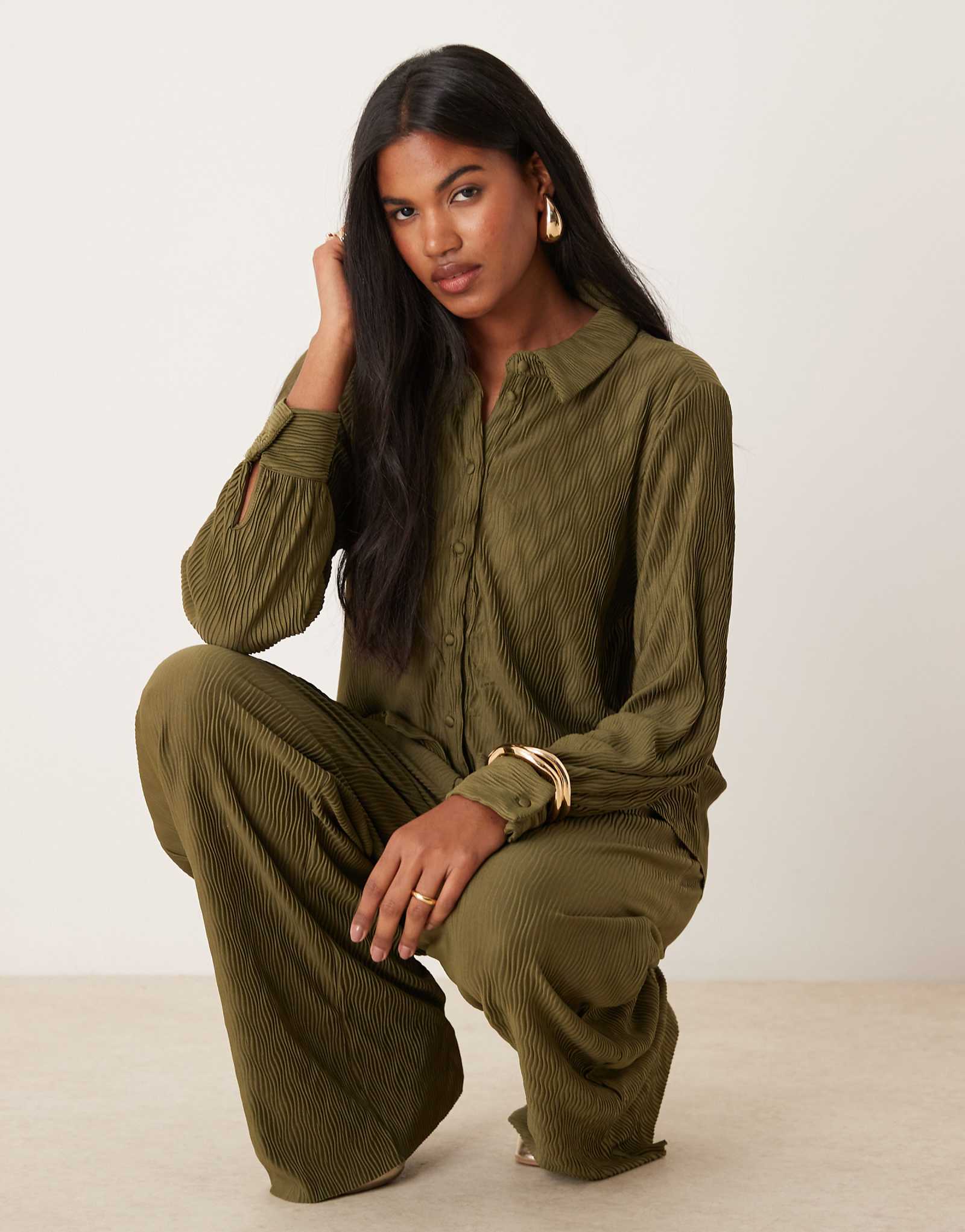 Рубашка VILA plisse темно-оливкового цвета - часть комплекта 10690₽