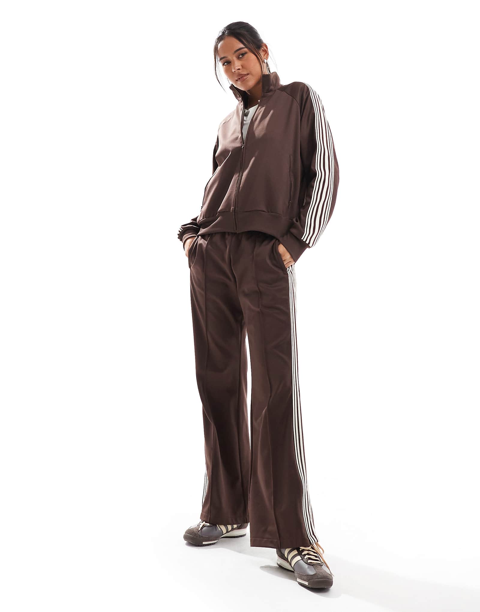 Спортивные брюки Pull-Bear в контрастную полоску коричневого цвета - часть комплекта 7290₽