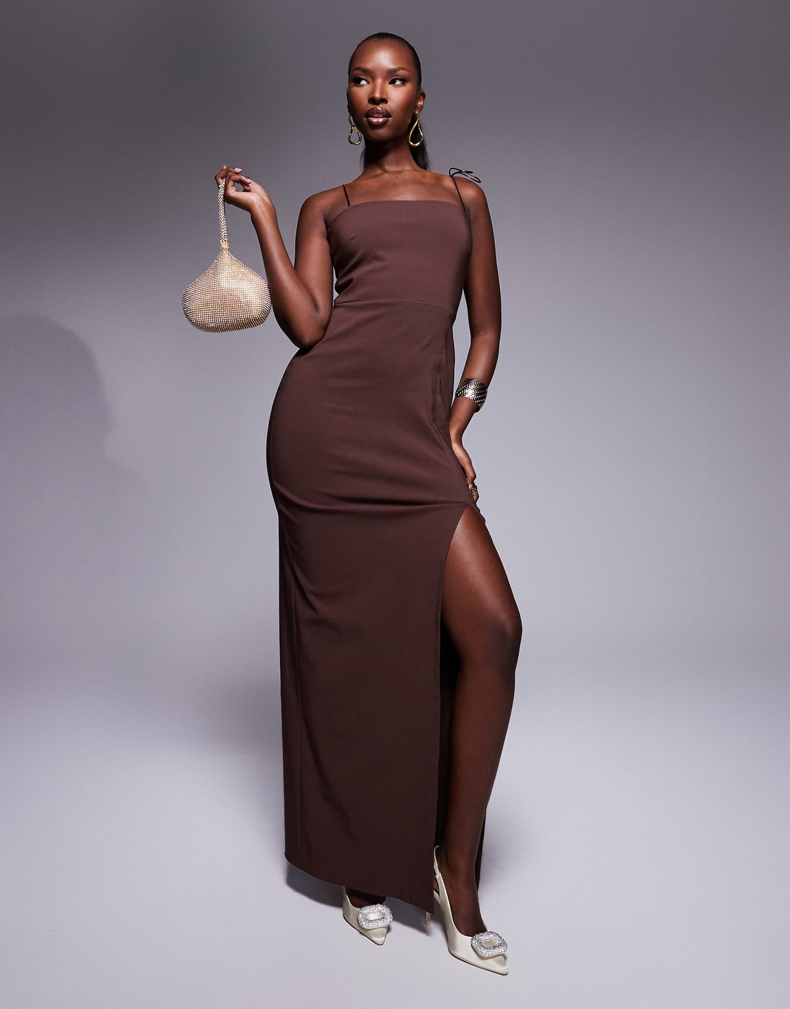 Вечернее макси-платье с бантом на бретельках и разрезом на плечах и бедрах шоколадного цвета 7190₽
