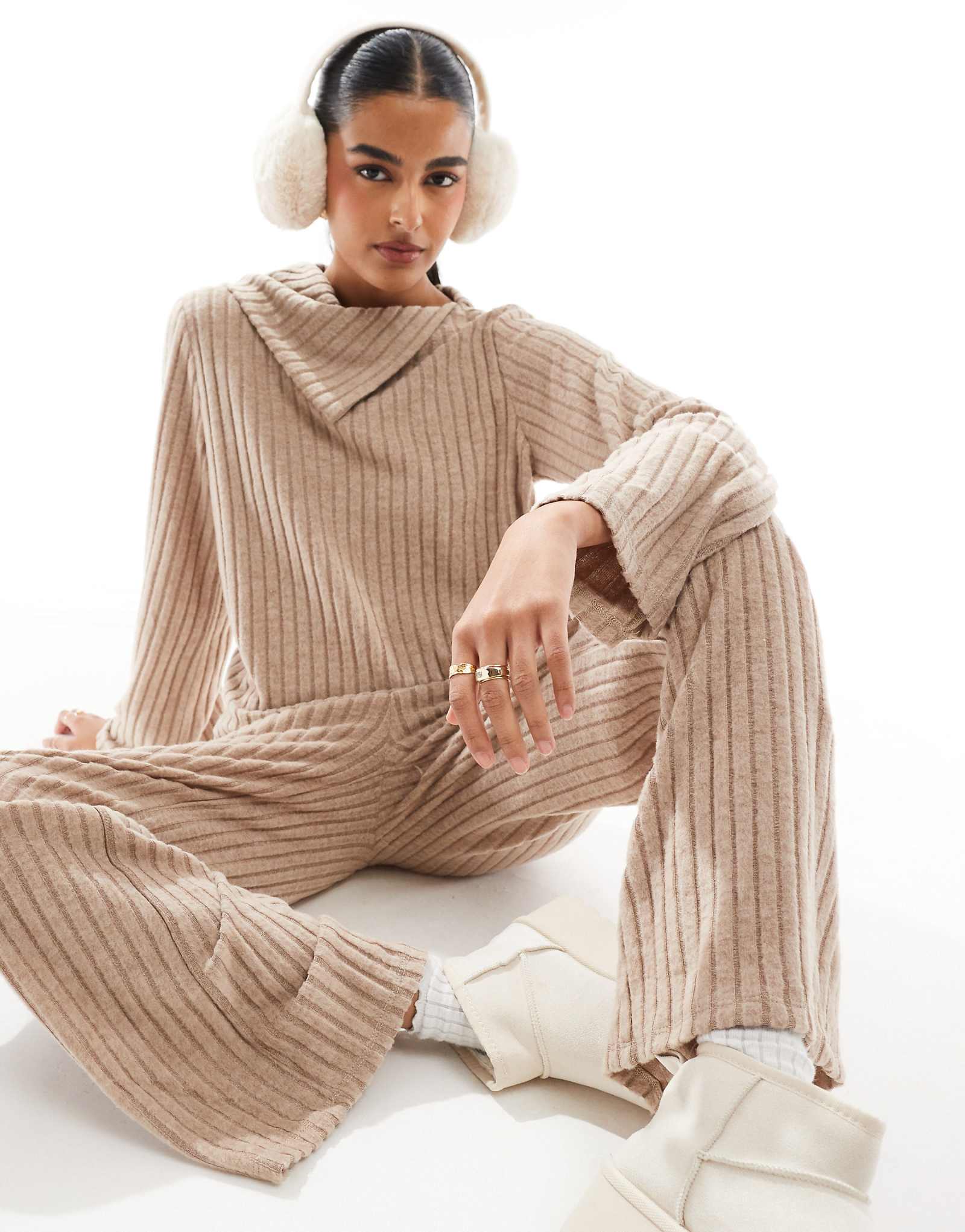 Топ из трикотажа в рубчик бежевого цвета с отложным воротником Vero Moda - часть комплекта 2790₽