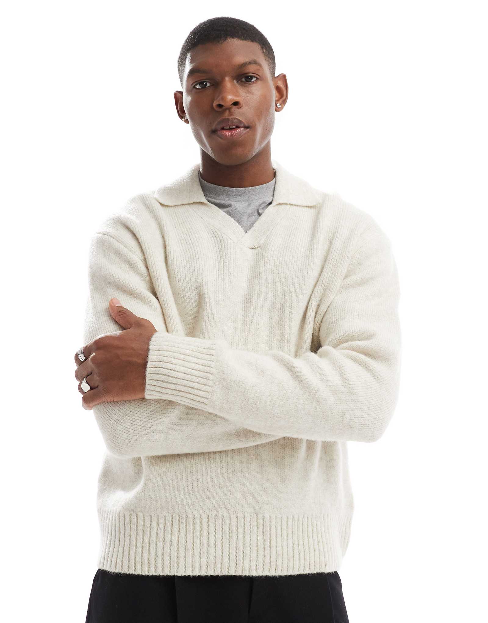 Вязаный свитер Bershka с v-образным вырезом цвета экрю 3790₽