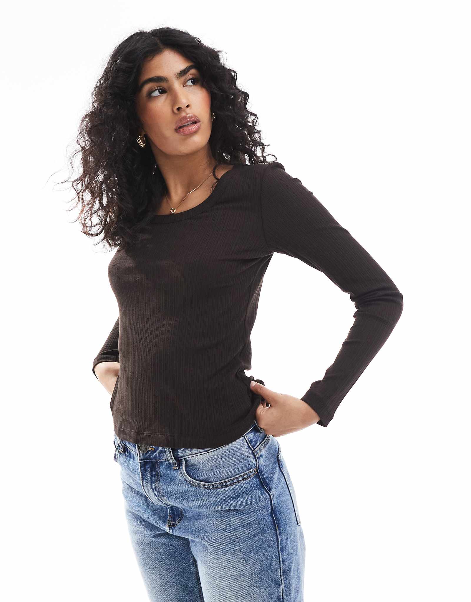 Топ в рубчик с длинными рукавами от Vero Moda шоколадно-коричневого цвета 4790₽