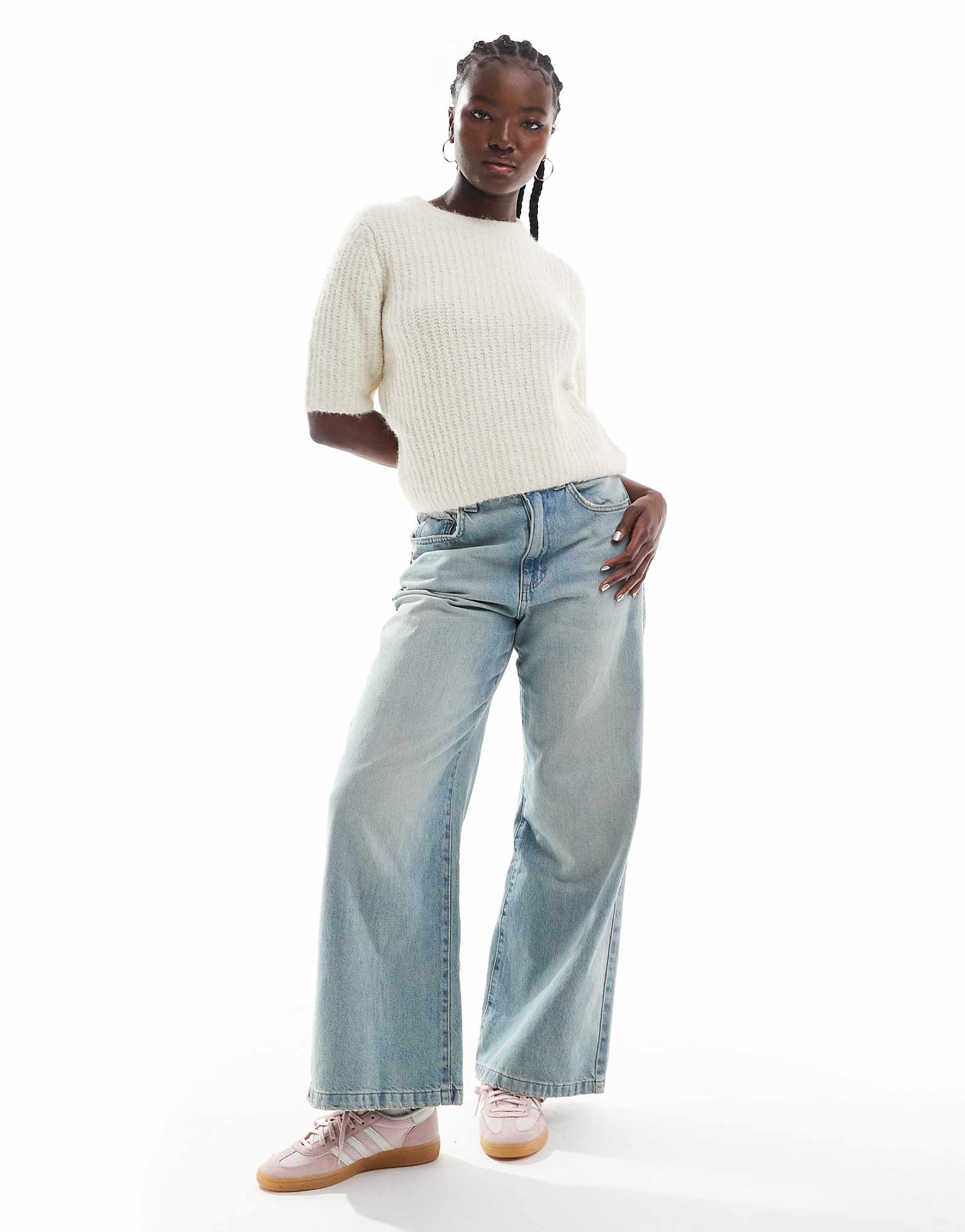 Кремовая трикотажная футболка Vero Moda из плотного трикотажа в рубчик 3390₽