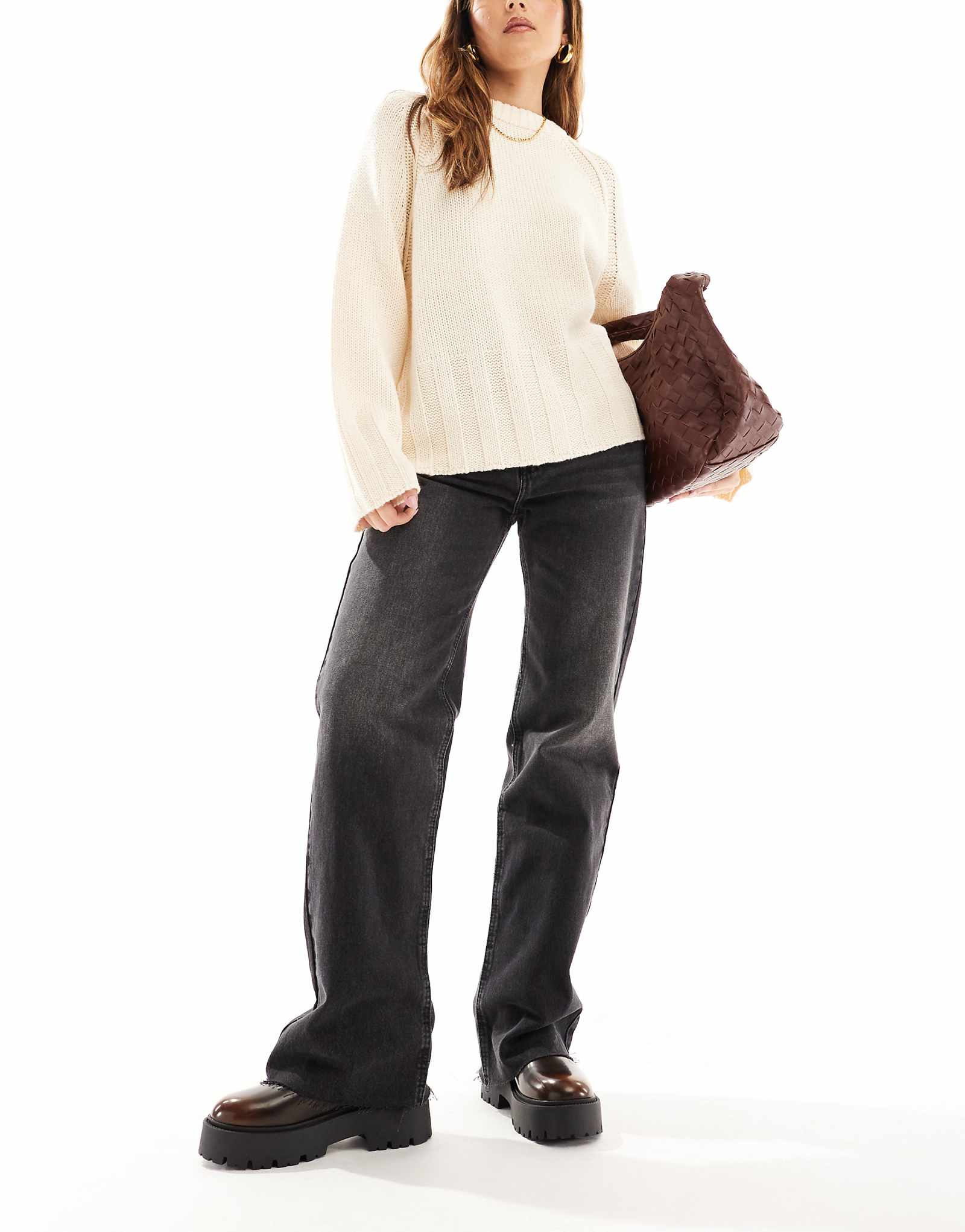 Джинсы с высокой посадкой и прямыми штанинами Pull-Bear черного цвета с необработанным низом 9490₽