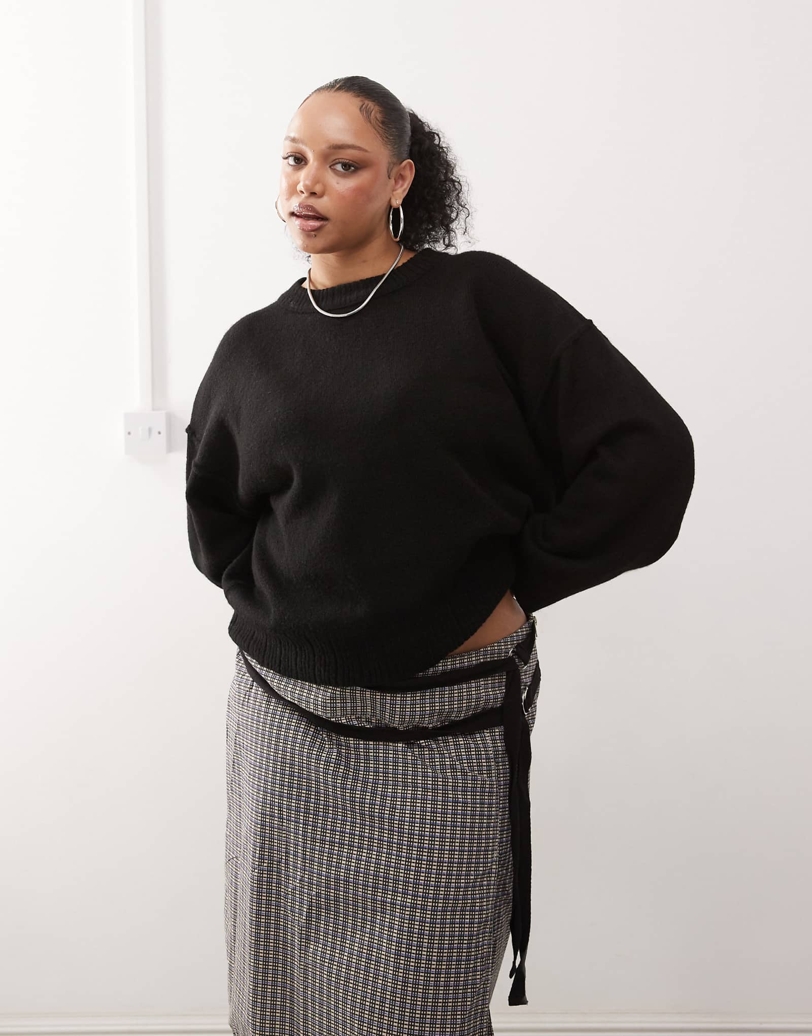 Черный свитер с круглым вырезом COLLUSION Plus 4490₽