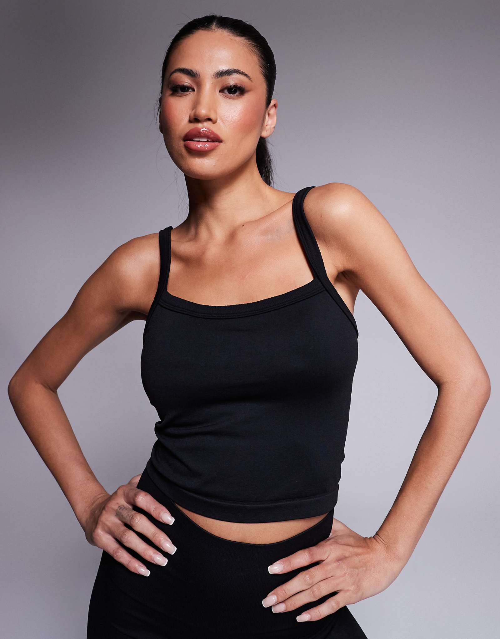 ASOS 4505 бесшовный активный топ на бретелях с внутренним бюстгальтером и съемной подкладкой черного цвета 5390₽