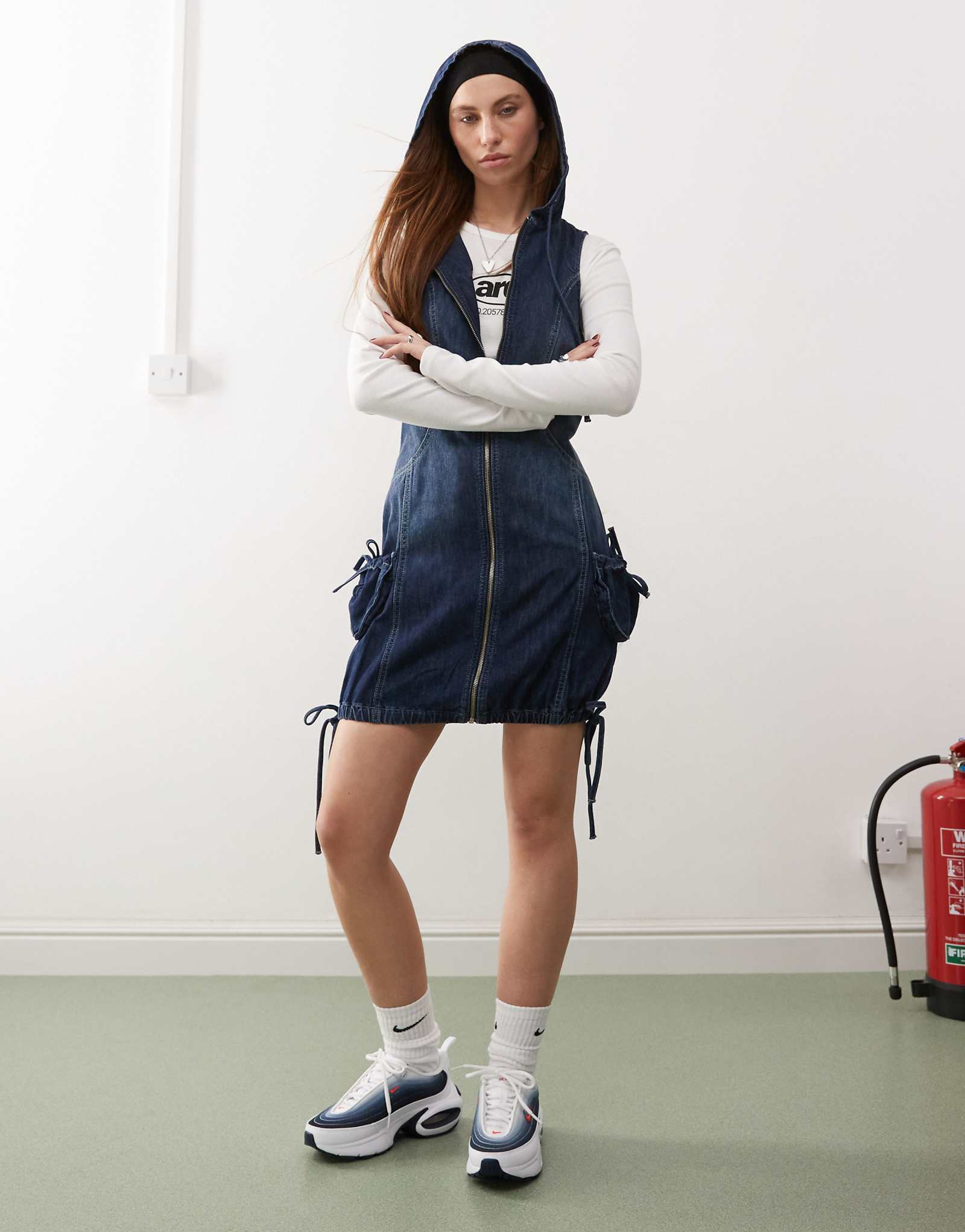 Облегающее мини-платье-карго с застежкой-молнией синего цвета 4890₽