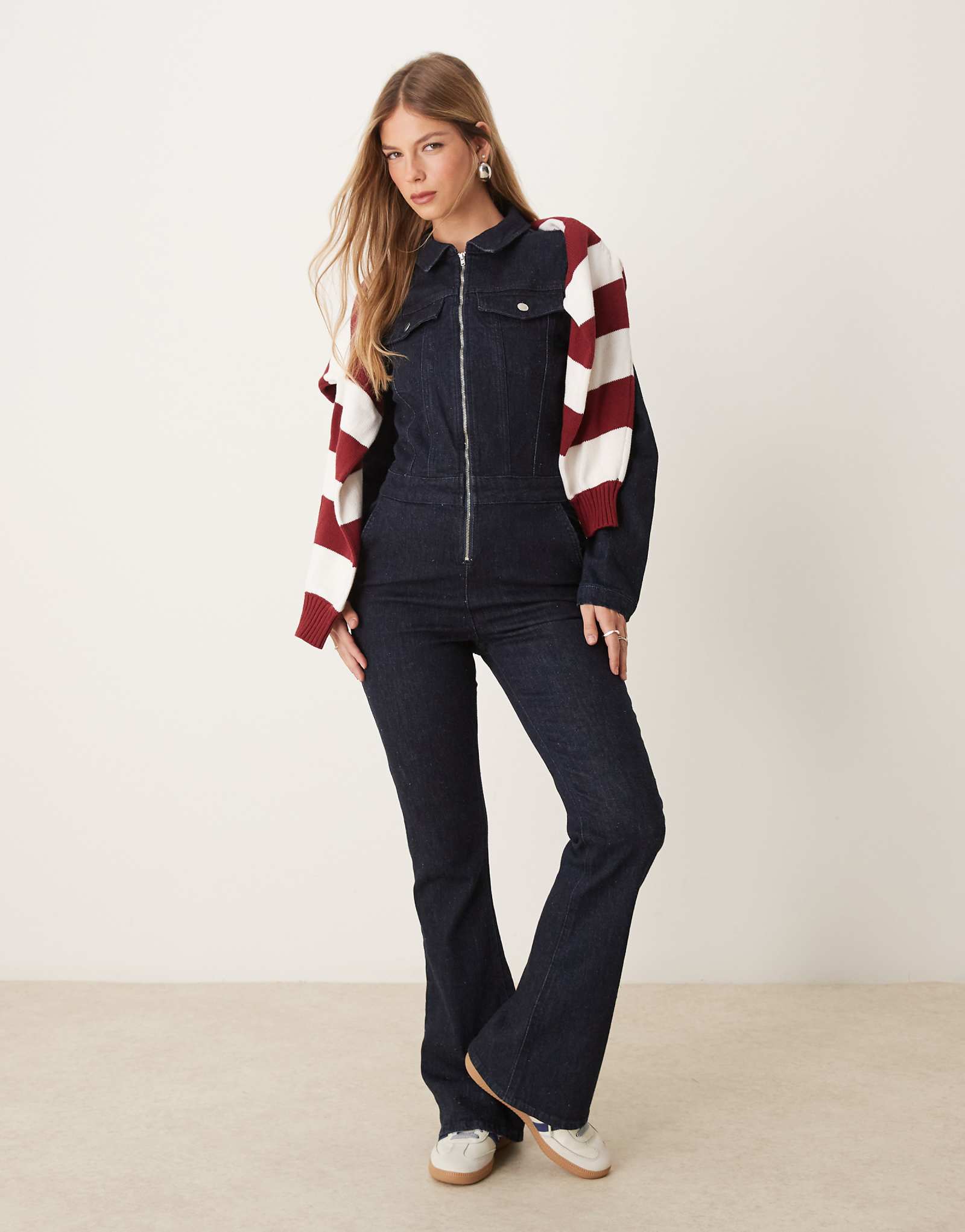 ДИЗАЙНЕРСКИЙ джинсовый комбинезон ASOS с длинными рукавами цвета индиго 5190₽