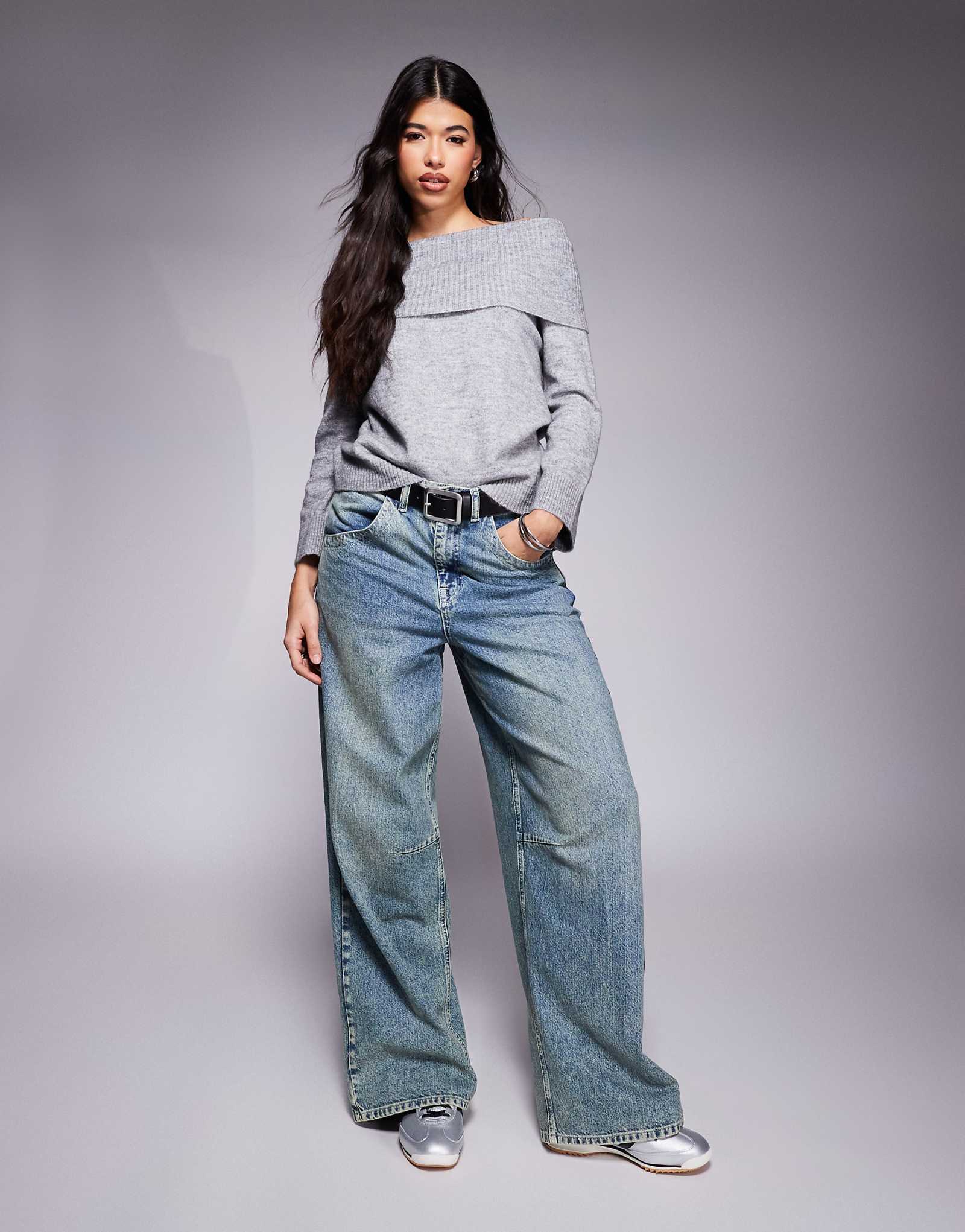 Дизайнерский пушистый свитер ASOS с открытыми плечами и широкими манжетами серого цвета 2190₽