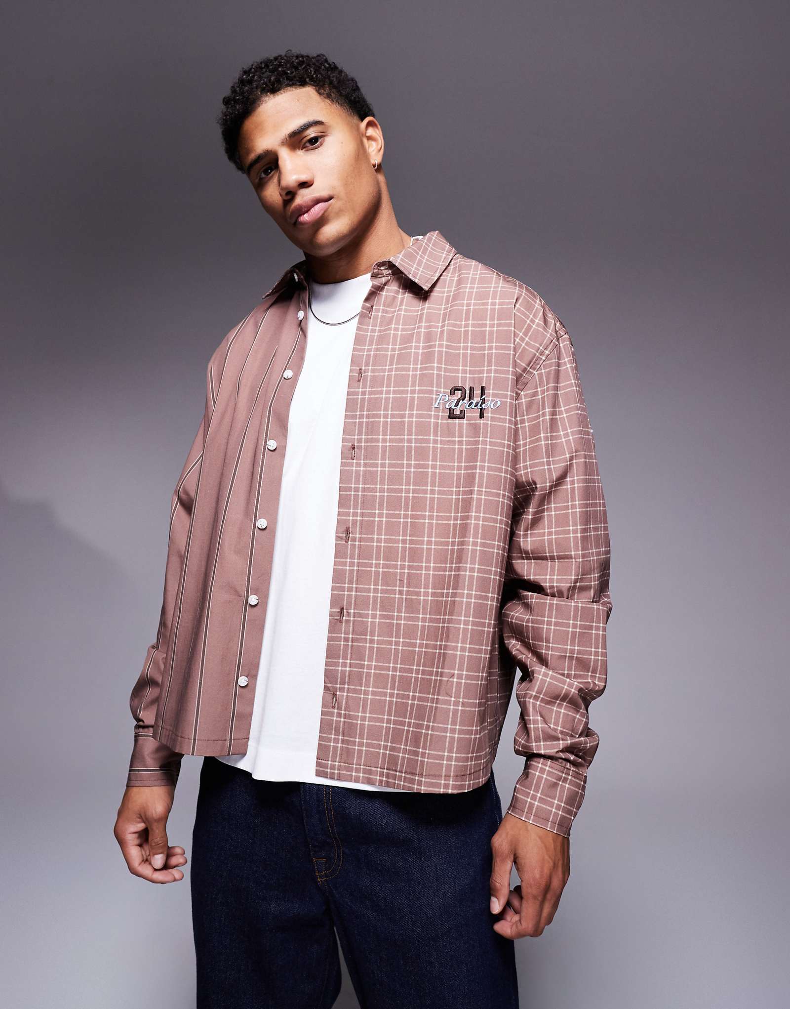 ДИЗАЙНЕРСКАЯ рубашка свободного кроя оверсайз от ASOS с контрастным принтом и вышивкой коричневого цвета 4190₽