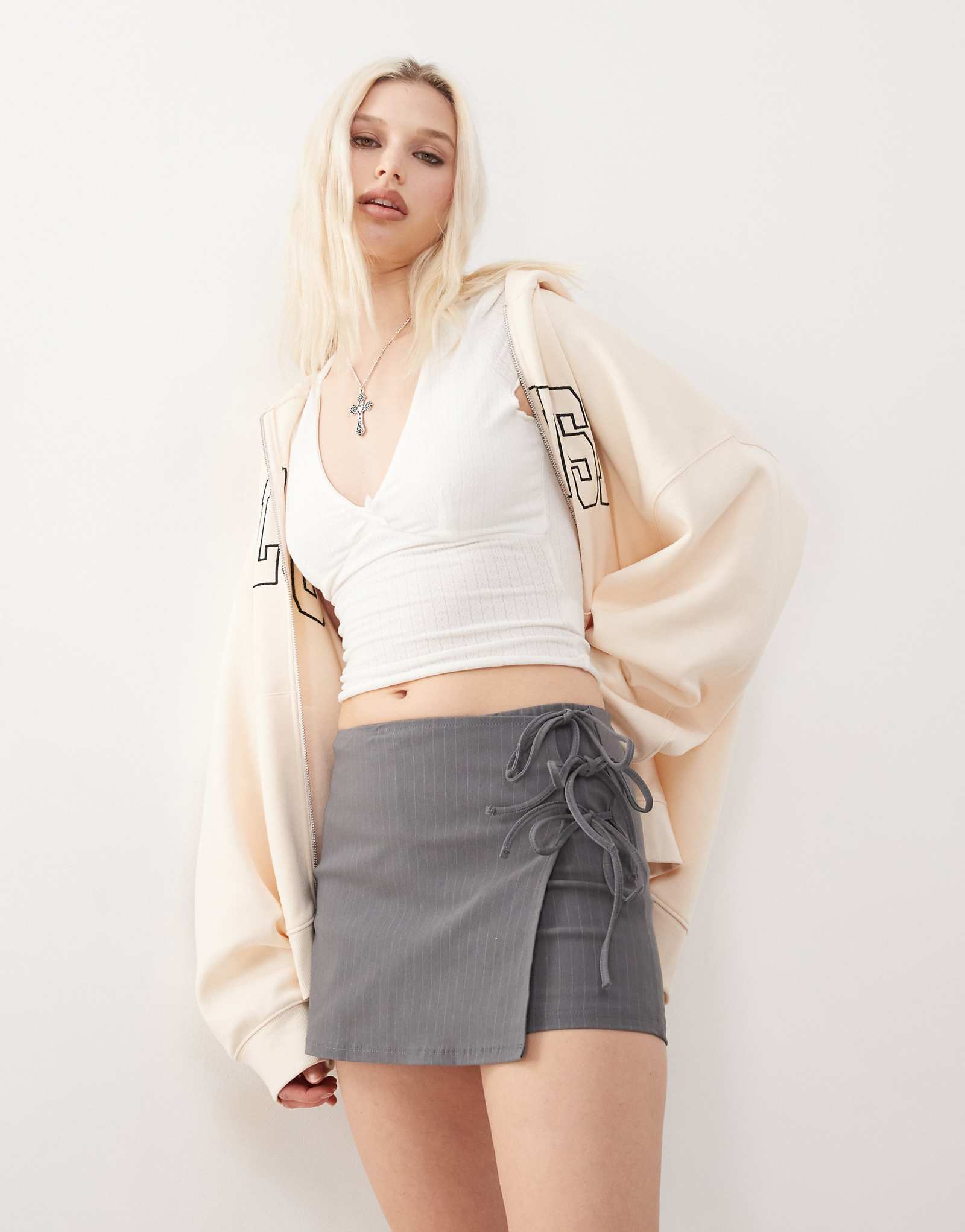 Облегающие шорты с низкой посадкой и завязками в тонкую полоску 2790₽