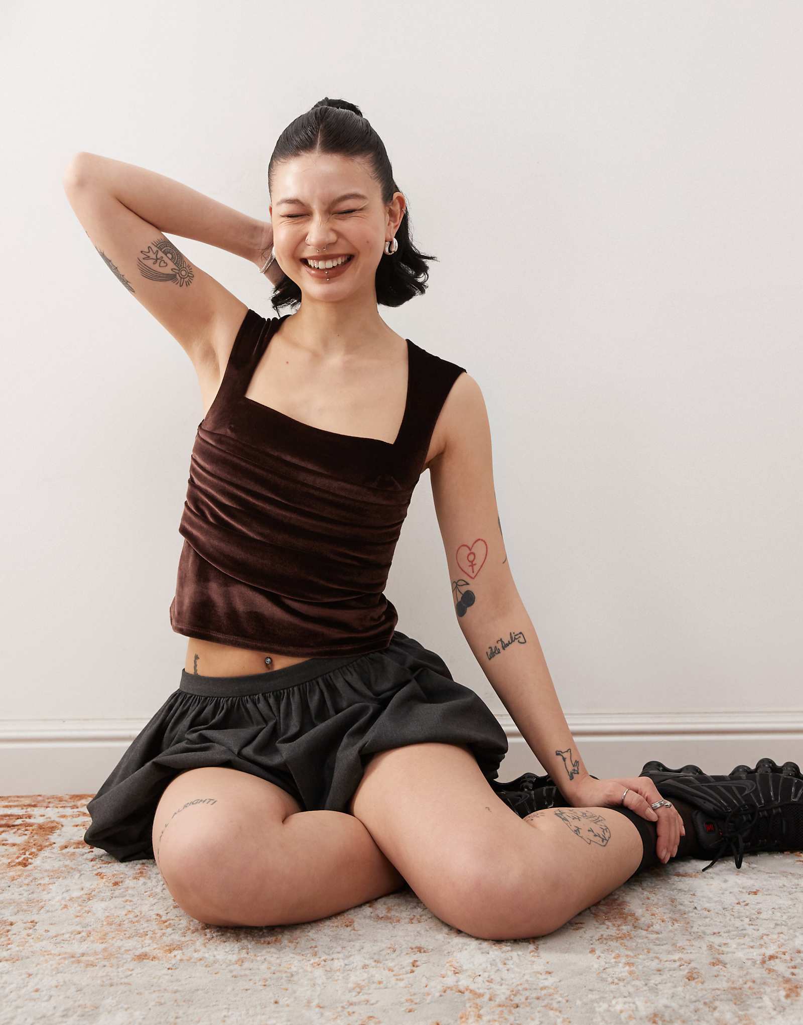 Облегающий топ с квадратным вырезом и короткими рукавами из шоколадного бархата 2890₽