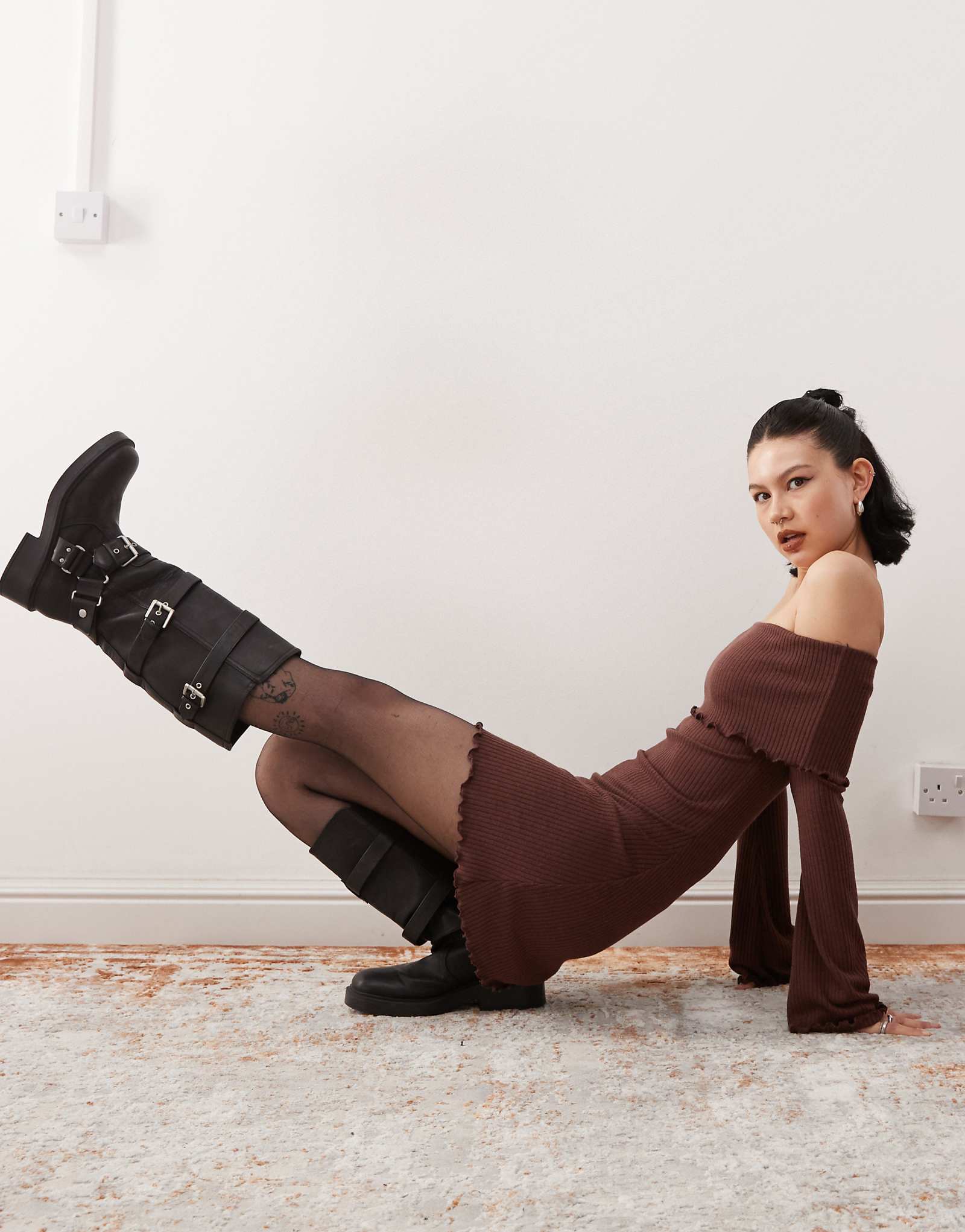 Мини-платье в рубчик COLLUSION коричневого цвета 2590₽