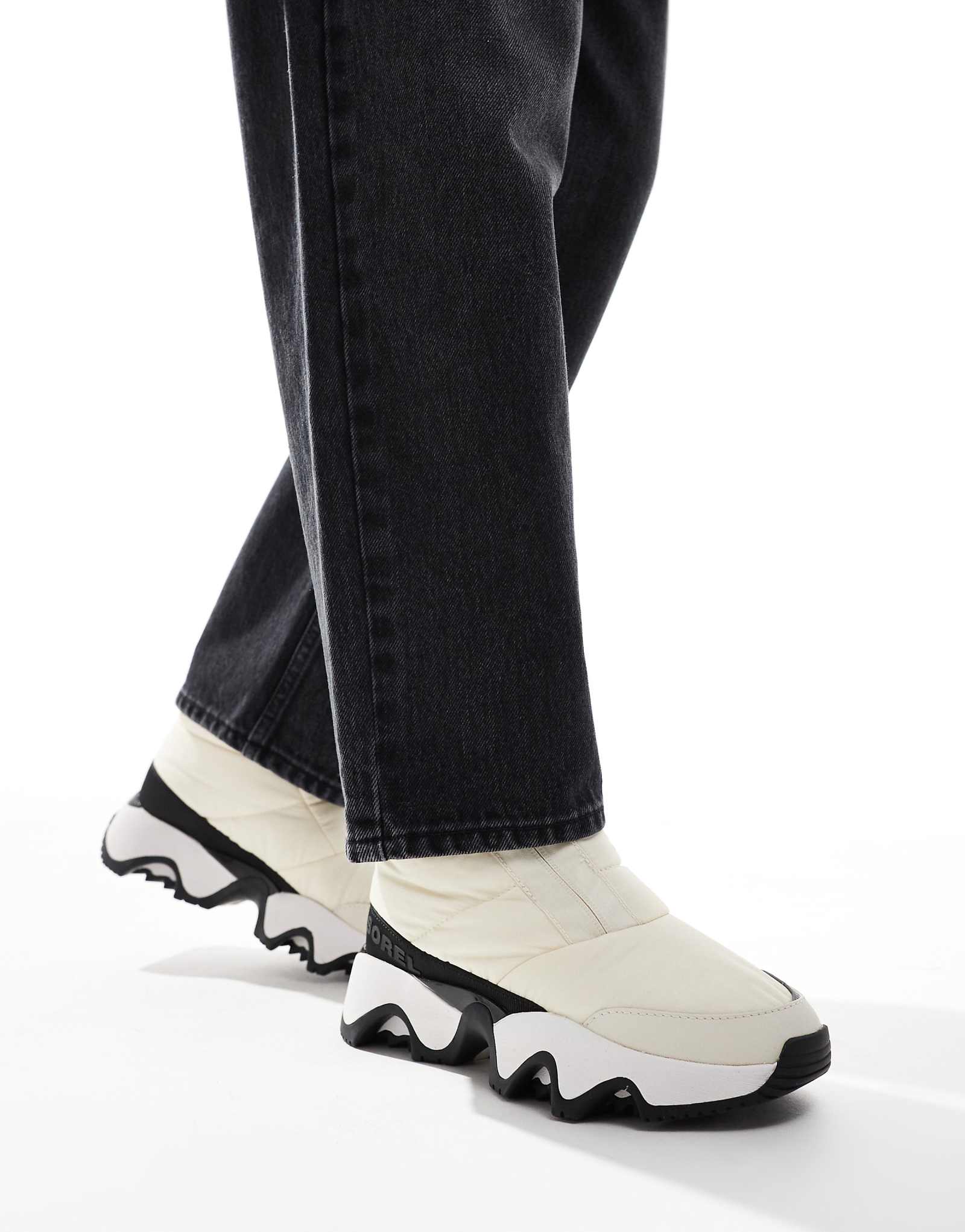 Зимние ботинки Sorel Kinetic Impact Puffy Zip WP из водонепроницаемого материала puffer белого и черного цветов 13090₽