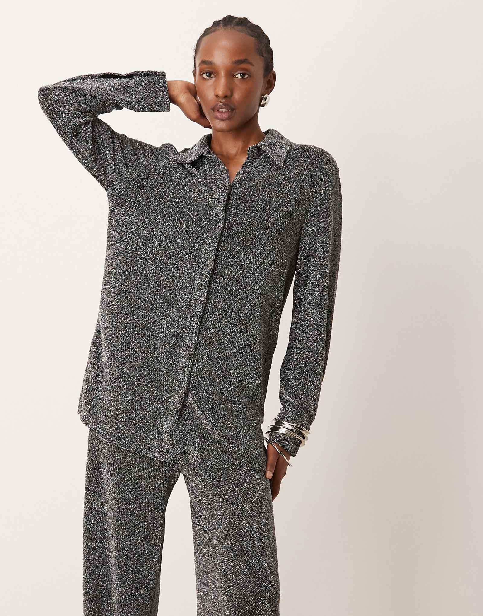 Черная блестящая рубашка YAS с длинным рукавом - часть комплекта 7790₽