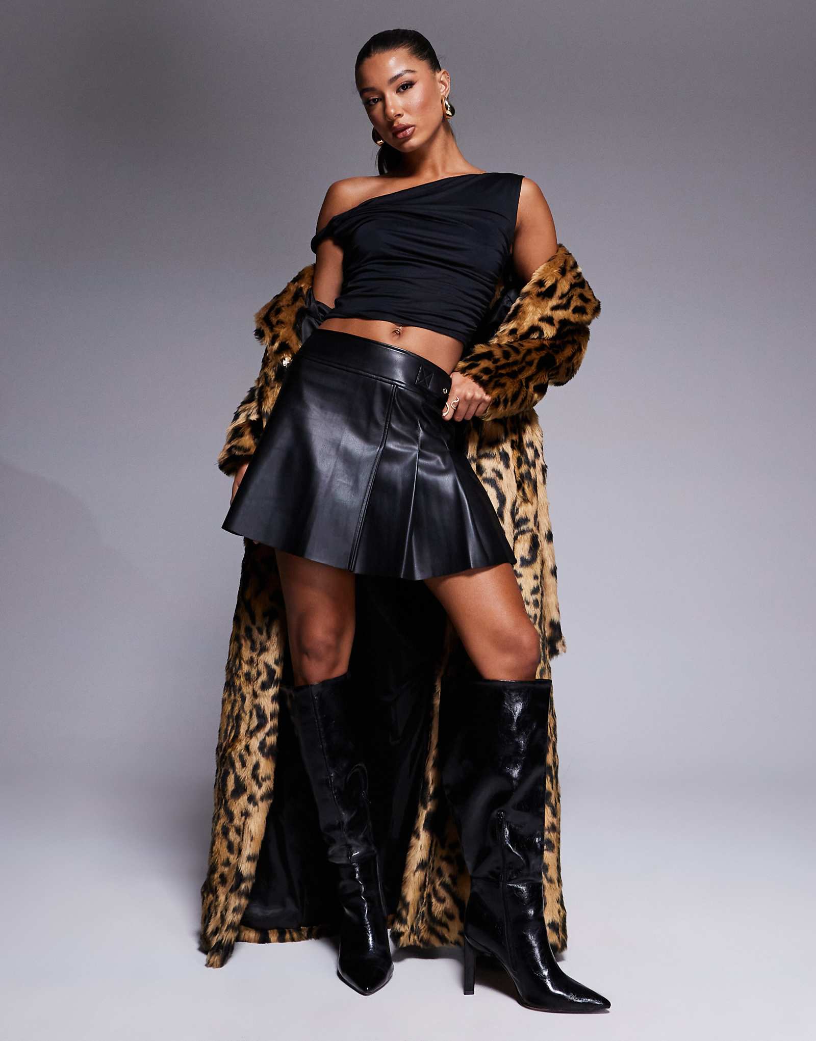 Черная мини-юбка из искусственной кожи River Island черного цвета 9490₽